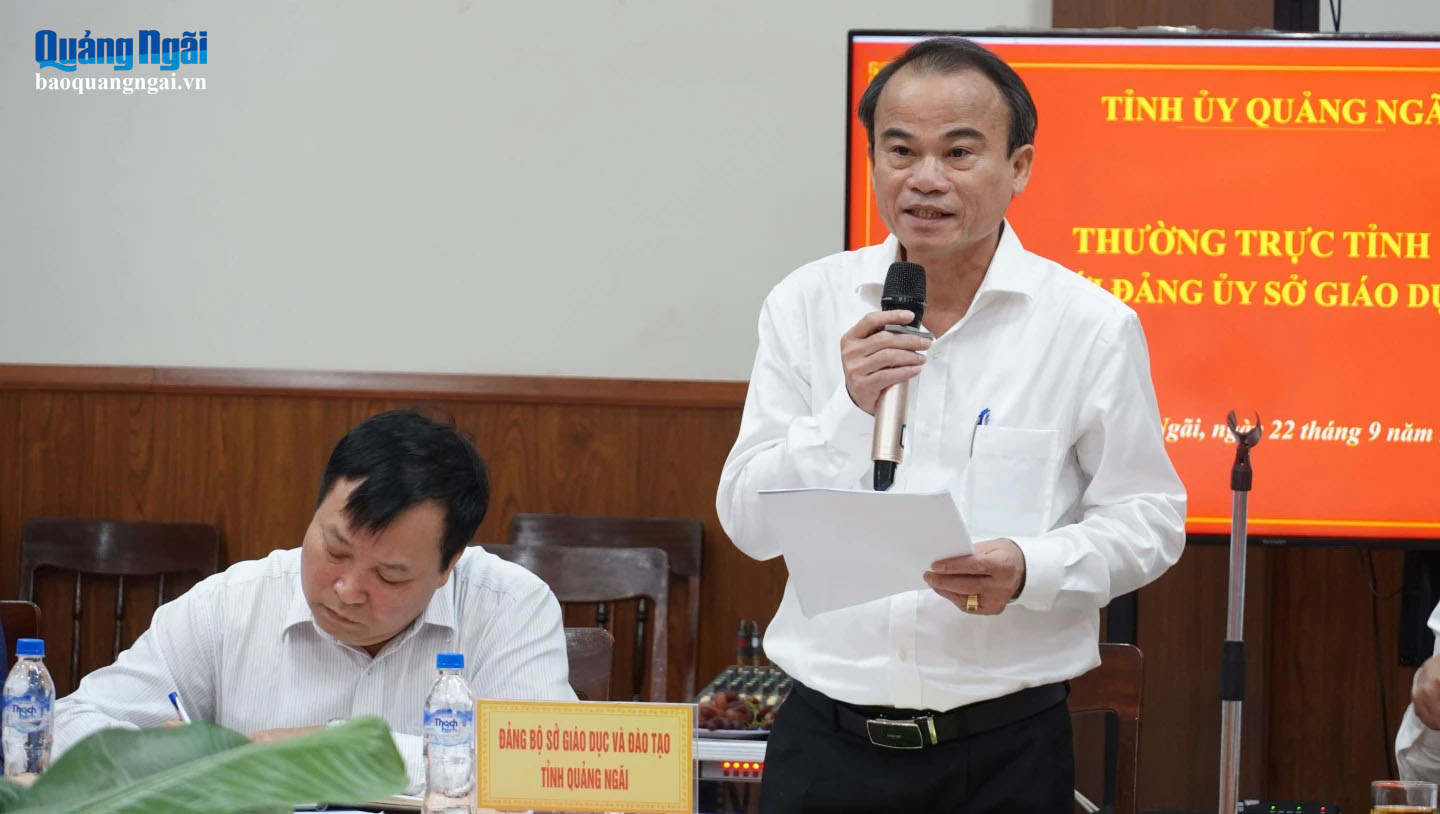 Ông Nguyễn Ngọc Thái - Bí thư Đảng ủy, Giám đốc Sở GD&ĐT báo cáo tại buổi làm việc. 