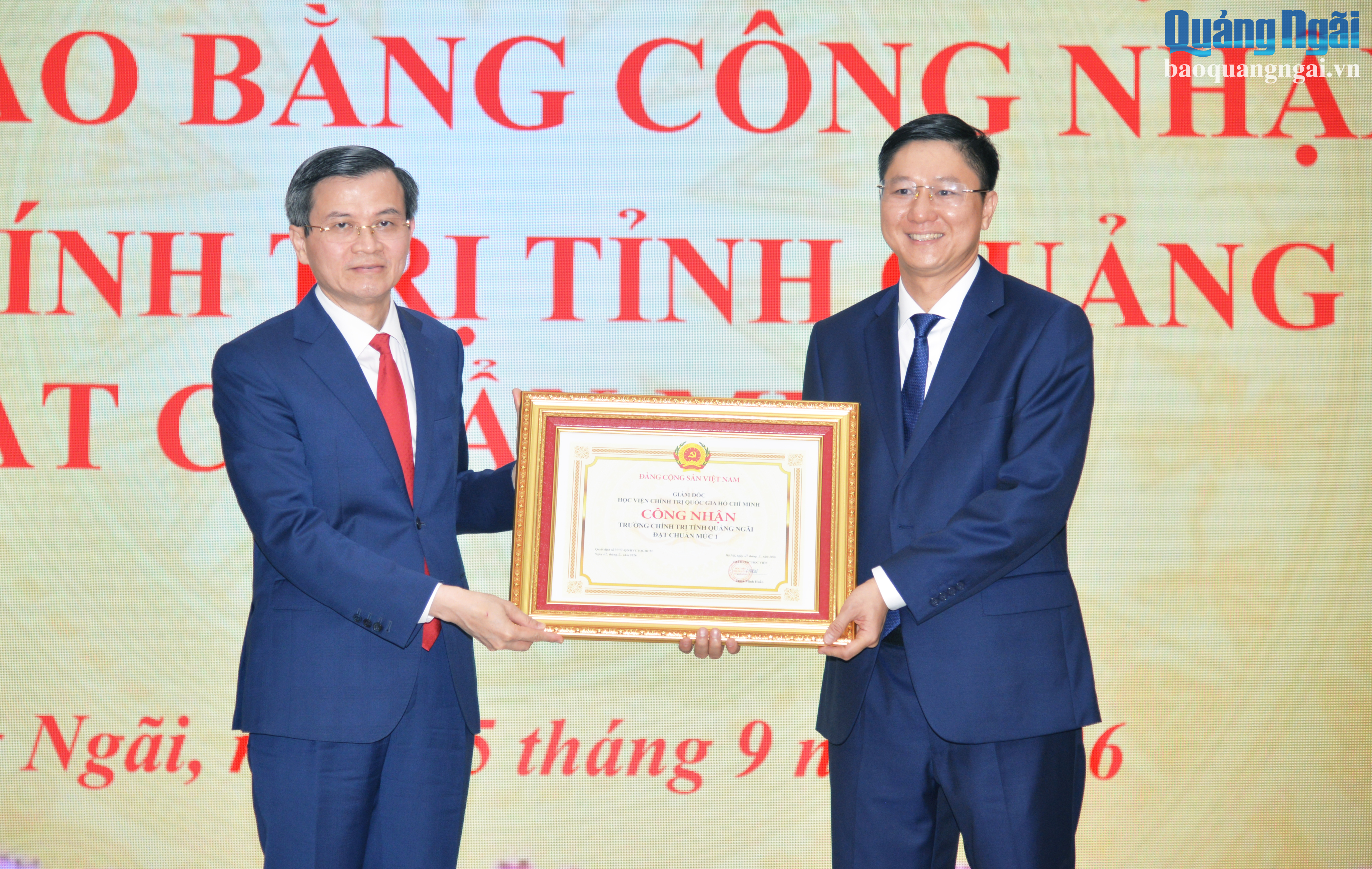 Phó Giáo sư, Tiến sĩ Đoàn Minh Huấn - Ủy viên Bộ Chính trị, Giám đốc Học viện Chính trị quốc gia Hồ Chí Minh trao Bằng công nhận Trường Chính trị tỉnh đạt chuẩn mức 1.