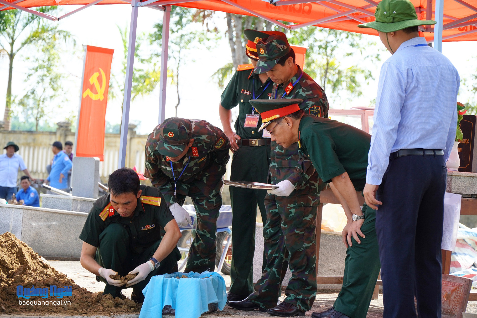 Từng lớp đất được cẩn trọng bóc tách, mở thêm hy vọng xác định danh tính những liệt sĩ chưa biết tên.