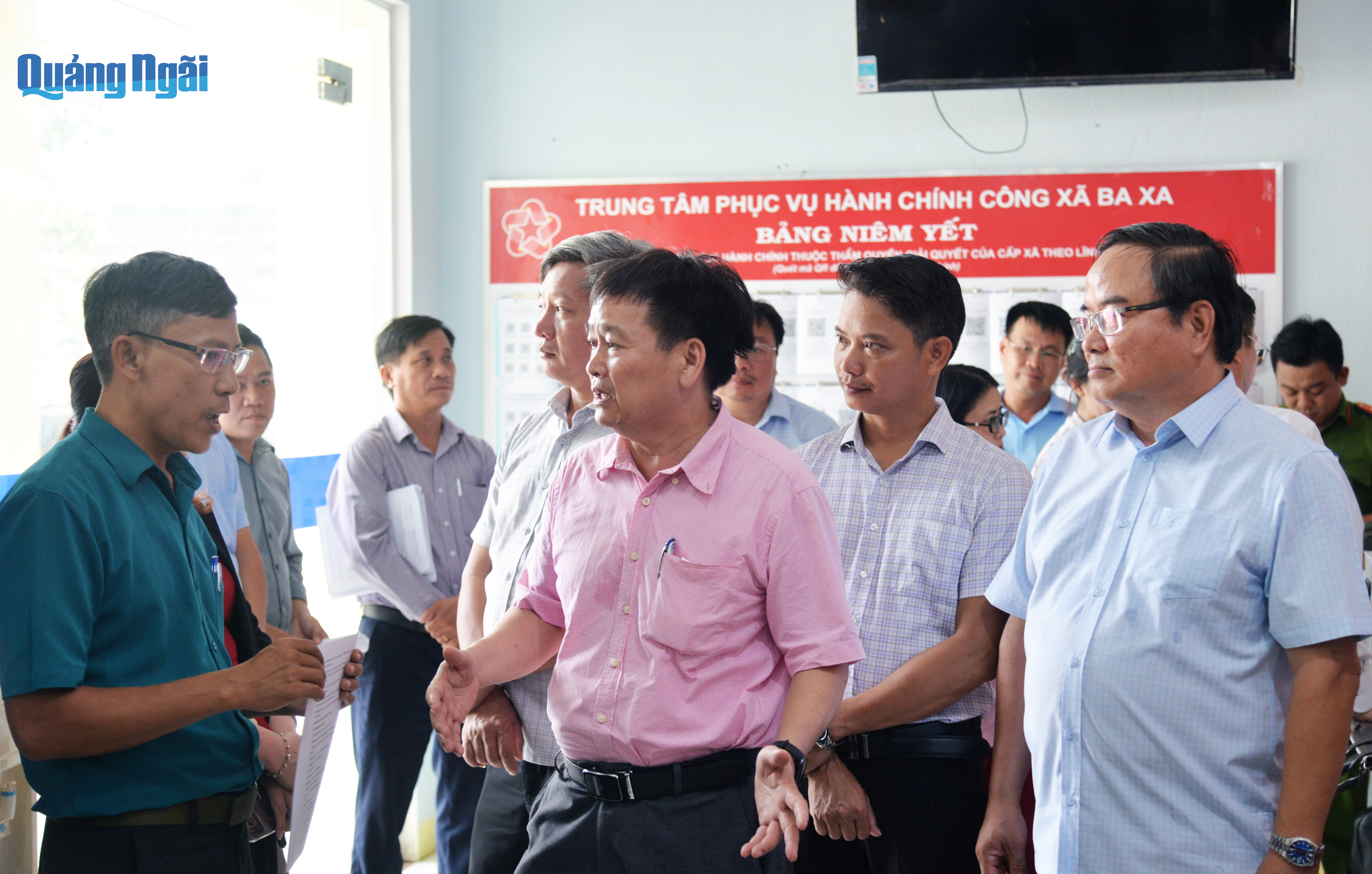 Ủy viên Ban Thường vụ Tỉnh ủy, Phó Chủ tịch Thường trực HĐND tỉnh Nguyễn Cao Phúc và Đoàn công tác số 2 của HĐND tỉnh giám sát việc sử dụng nhân lực, đầu tư trang thiết bị, hạ tầng và cơ sở vật chất phục vụ chuyển đổi số trên địa bàn xã Ba Xa.