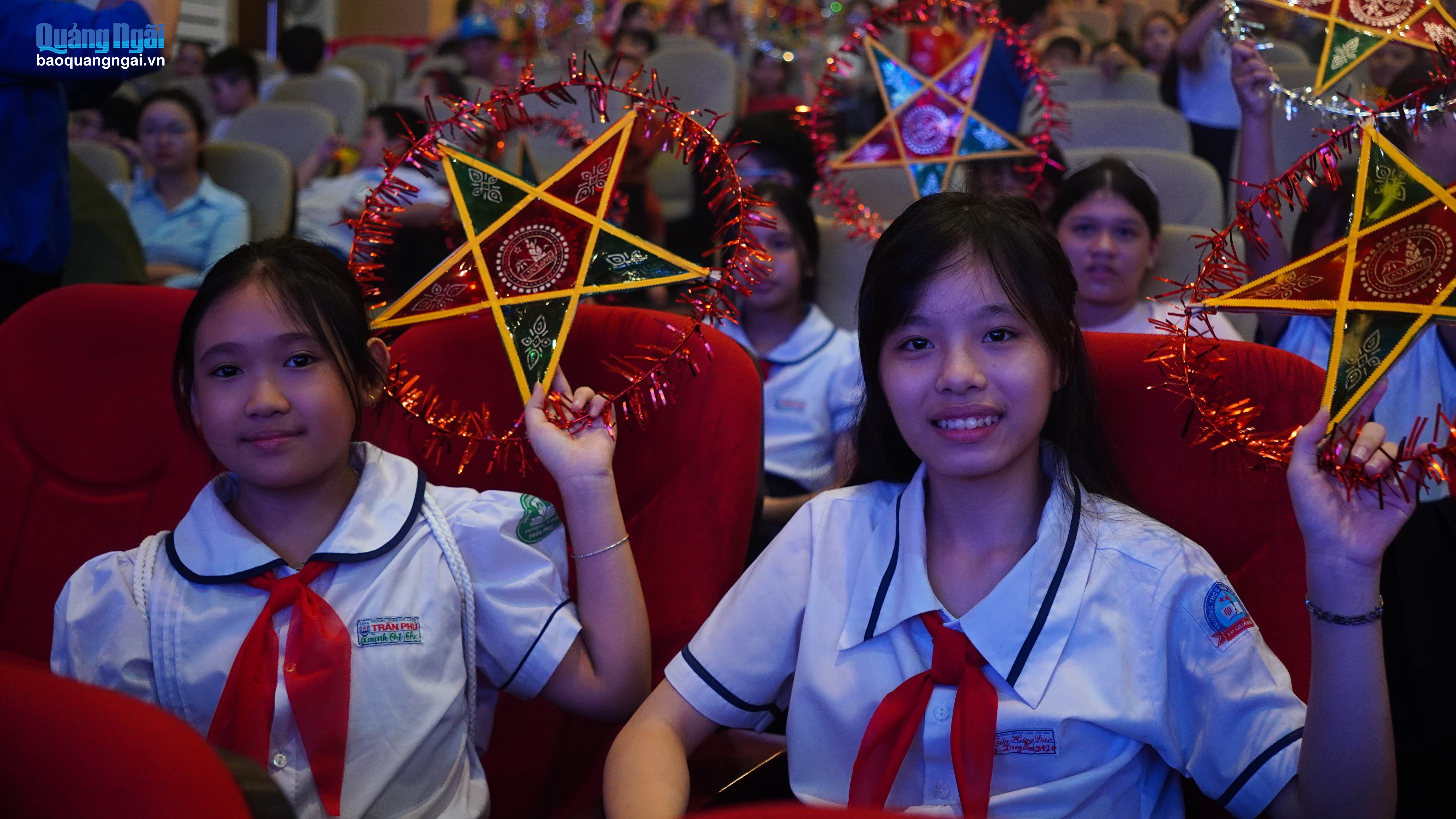 Mỗi chiếc lồng đèn lung linh sắc màu là sự sẻ chia, đồng hành của các đơn vị dành cho các em.