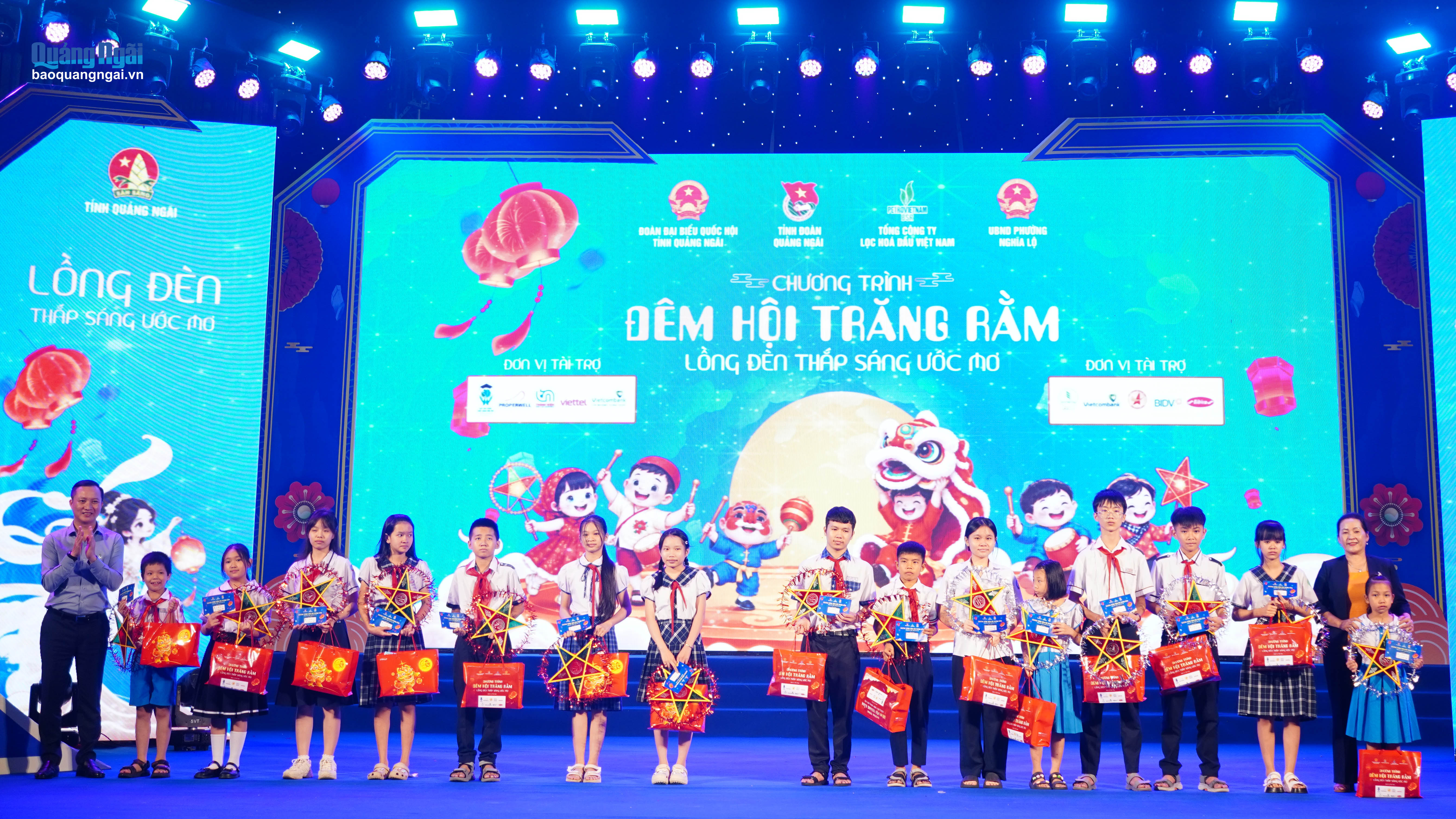 Phó Bí thư Tỉnh ủy, Trưởng đoàn ĐBQH tỉnh Đinh Thị Hồng Minh; ông Phạm Minh Nghĩa - Phó Tổng Giám đốc Tổng Công ty Lọc hóa dầu Việt Nam trao quà trung thu cho các em.