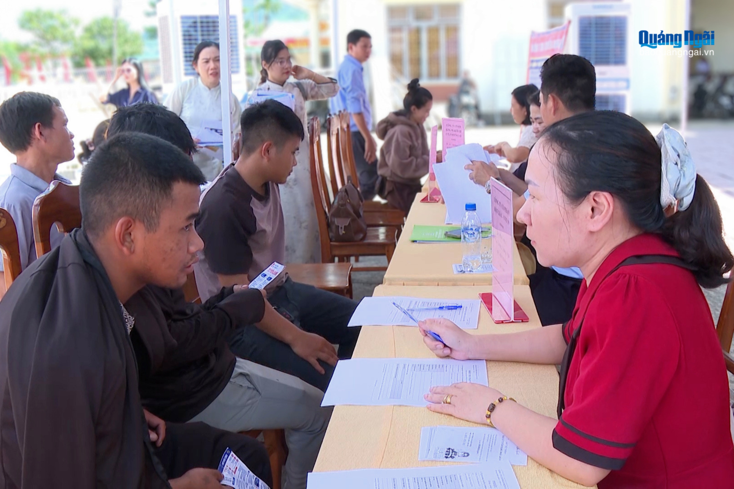 Lao động miền núi được tư vấn, giới thiệu các chương trình đi làm việc ở nước ngoài theo hợp đồng.