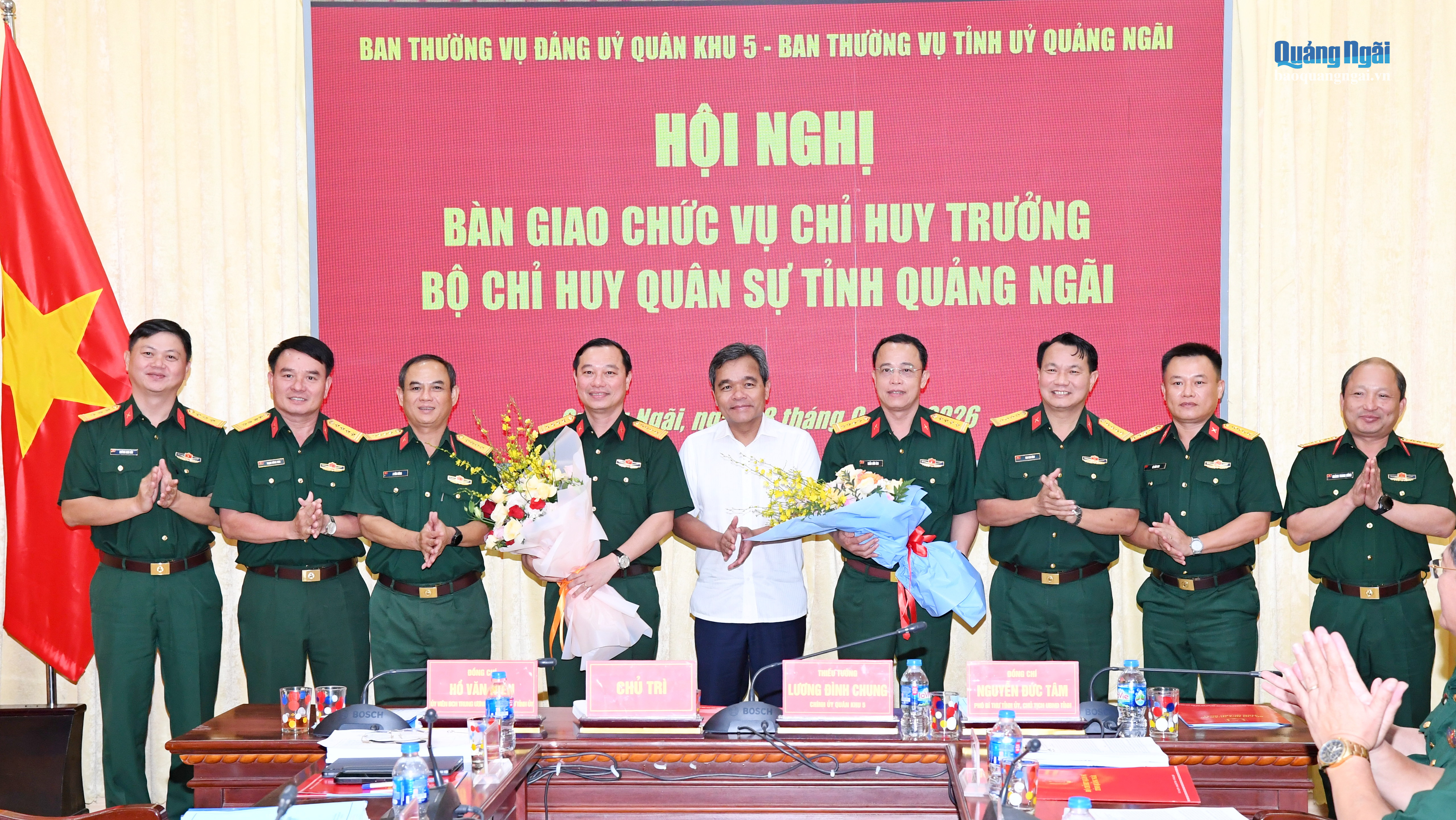 Ban Thường vụ Đảng ủy Quân sự tỉnh tặng hoa chúc mừng Đại tá Trần Thế Phan và Đại tá Trần Hữu Ích.