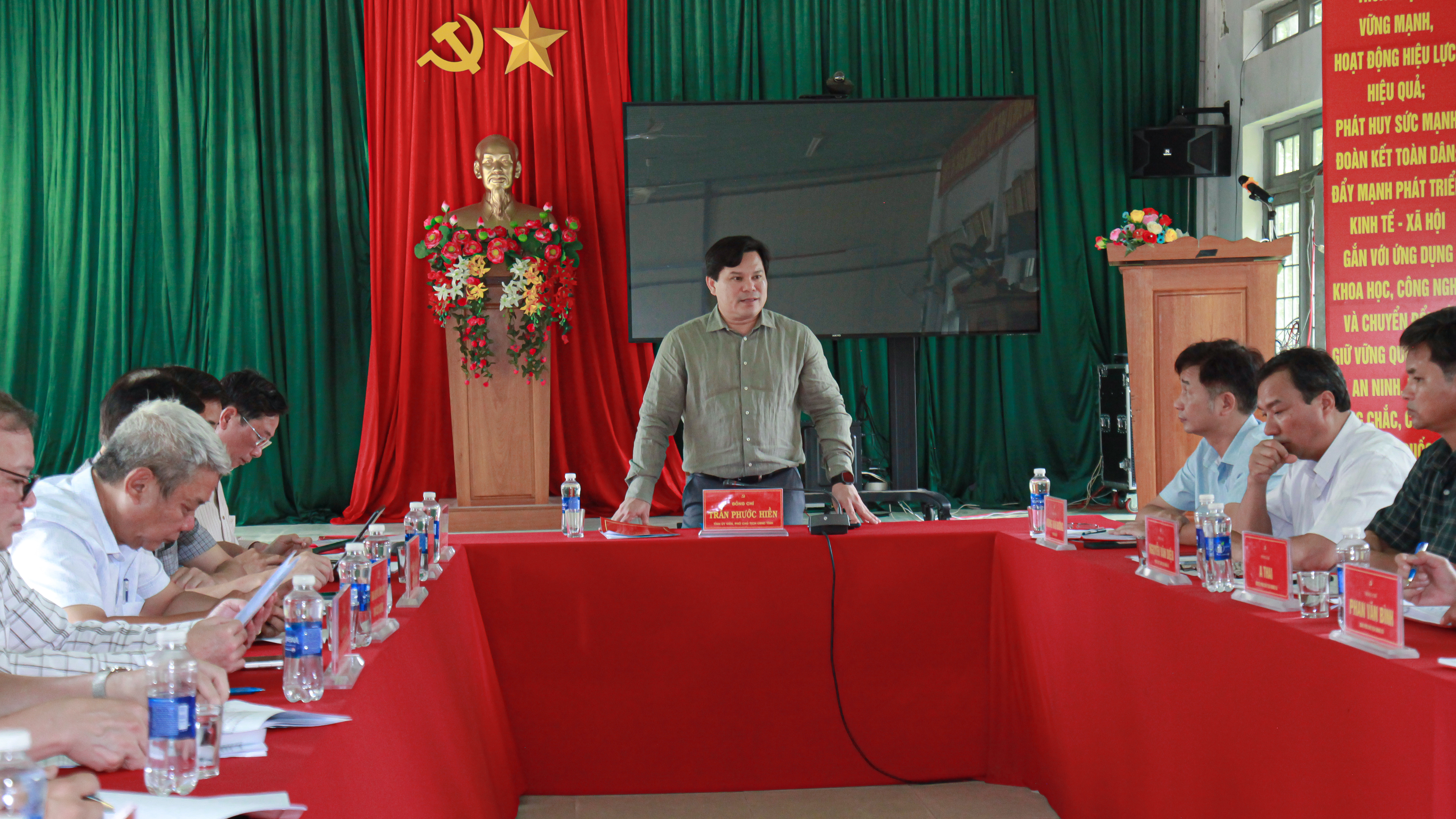 Phó Chủ tịch UBND tỉnh Trần Phước Hiền tổ chức họp với các đơn vị, địa phương sau buổi kiểm tra thực địa.
