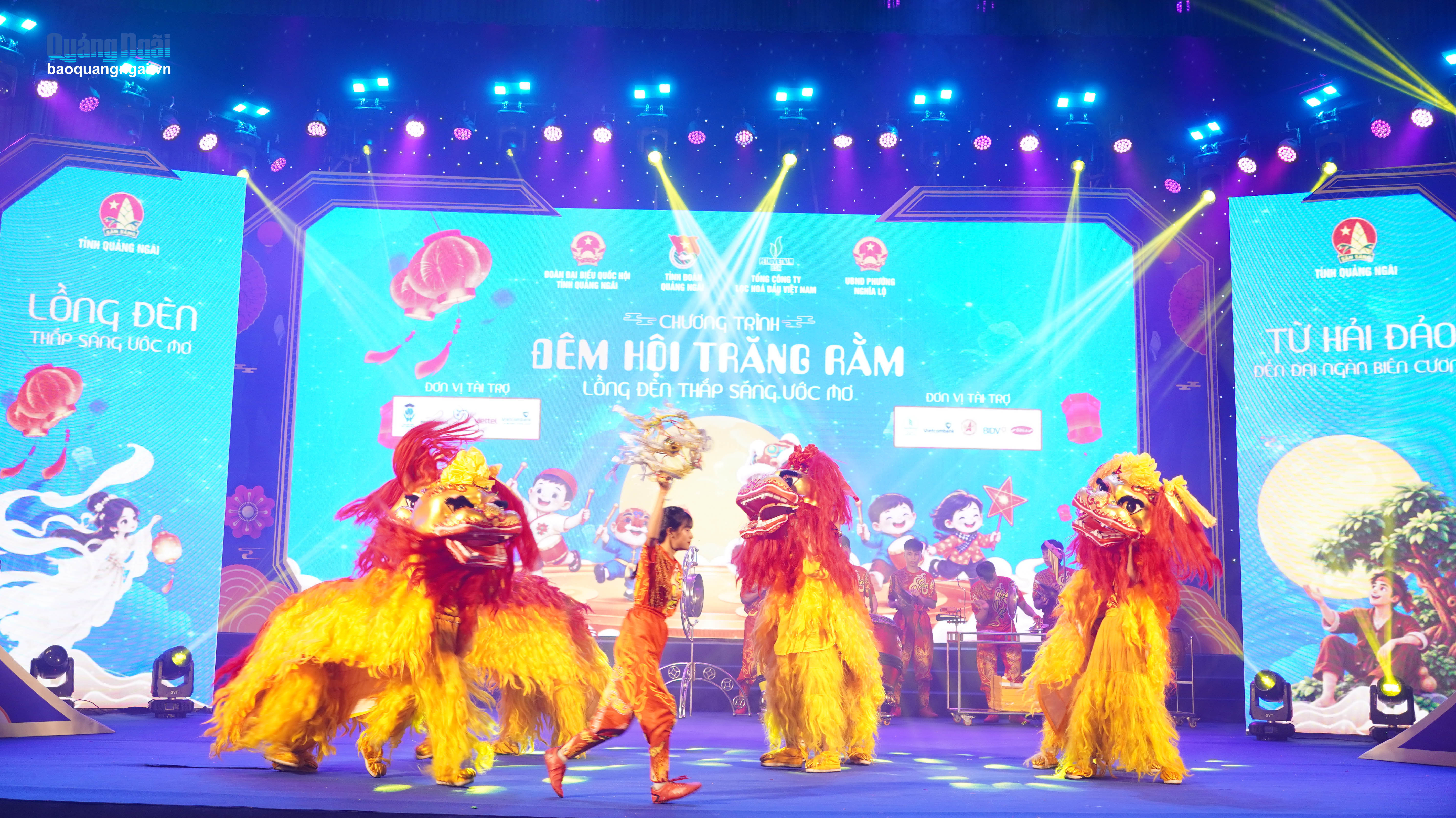 Chương trình náo nhiệt với những màn trống hội, múa lân vui tươi, đầy sắc màu.