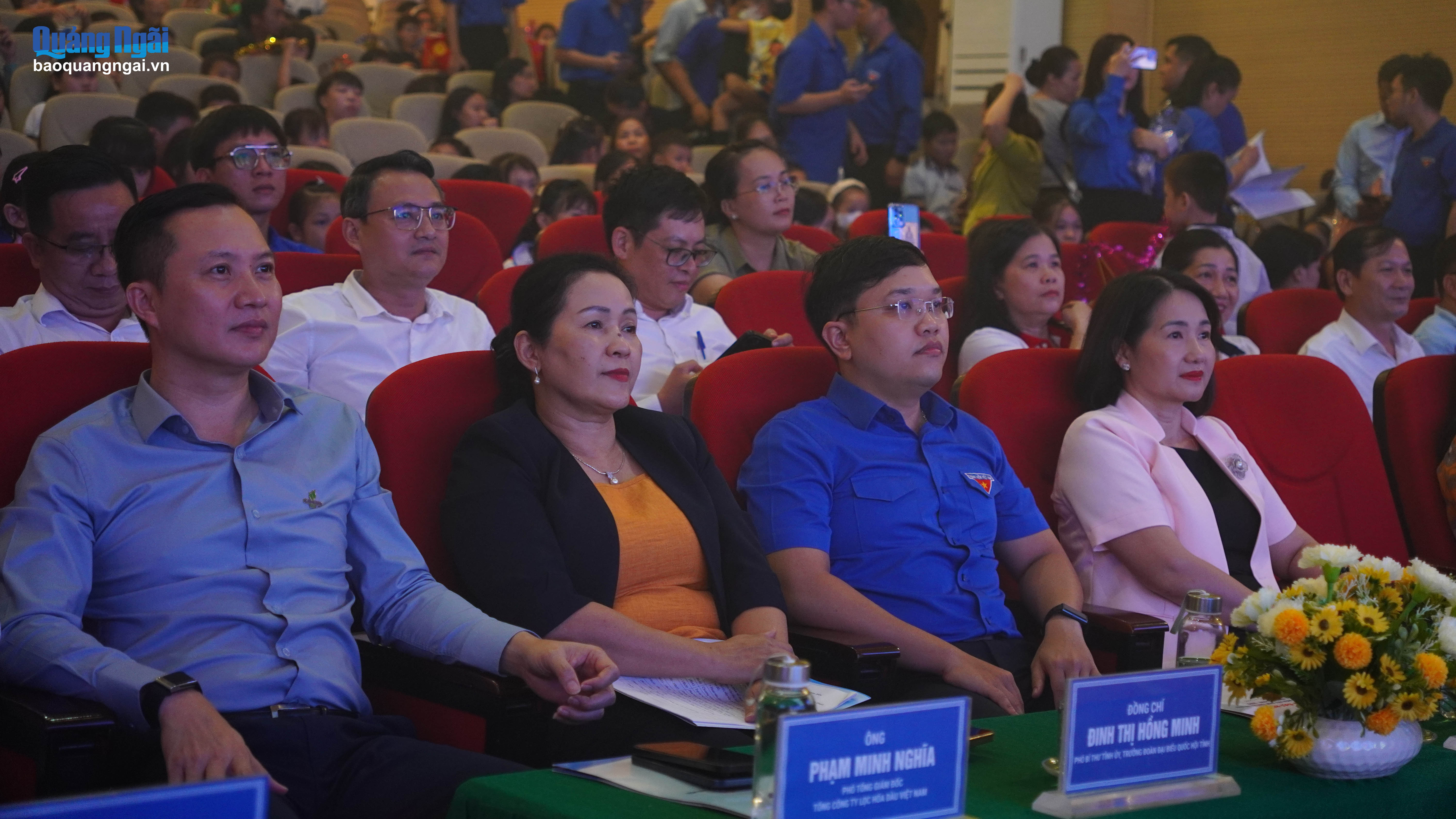 Phó Bí thư Tỉnh ủy, Trưởng đoàn ĐBQH tỉnh Đinh Thị Hồng Minh và các đại biểu dự chương trình.