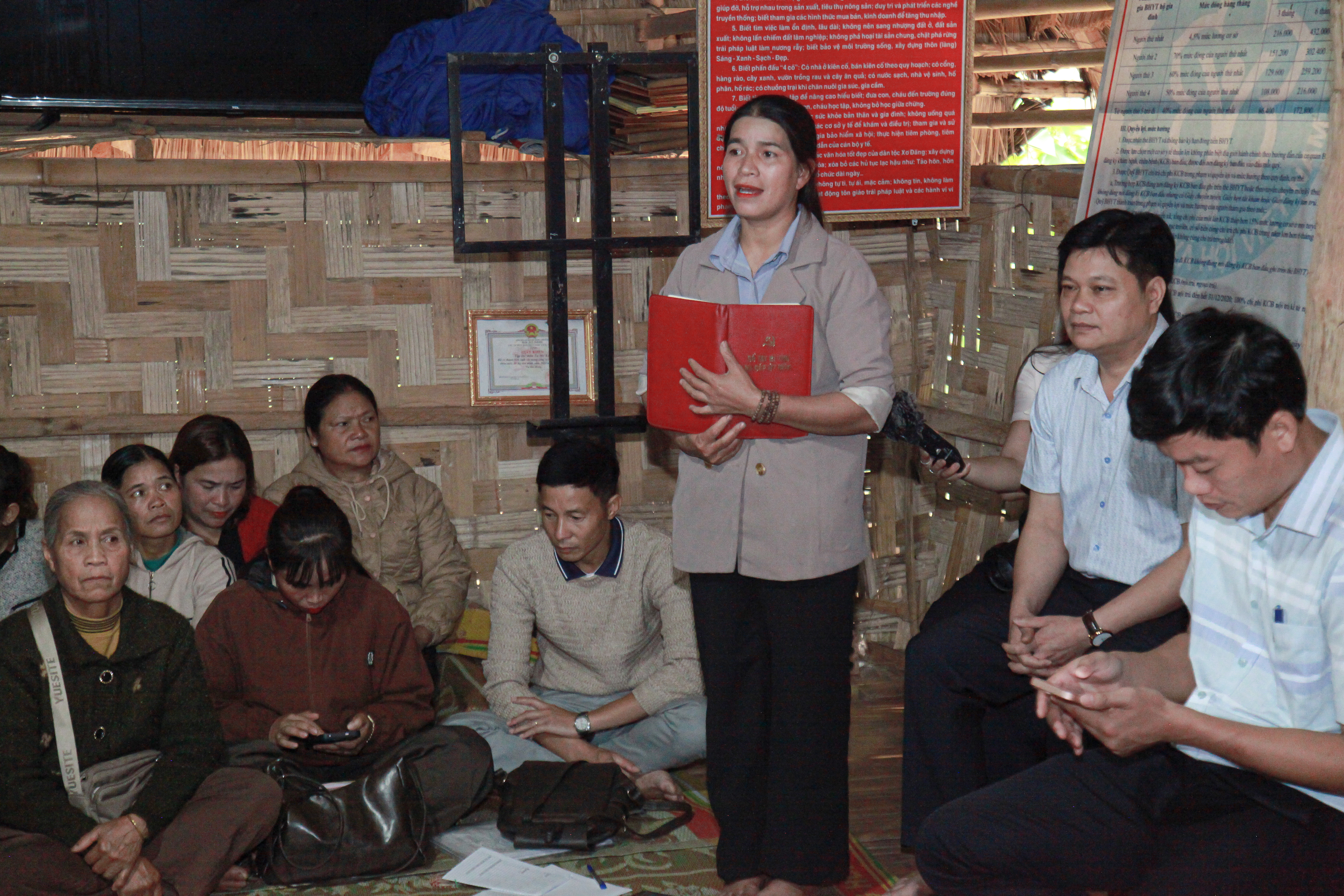 Đại diện thôn Tu Mơ Rông báo cáo tại buổi làm việc.