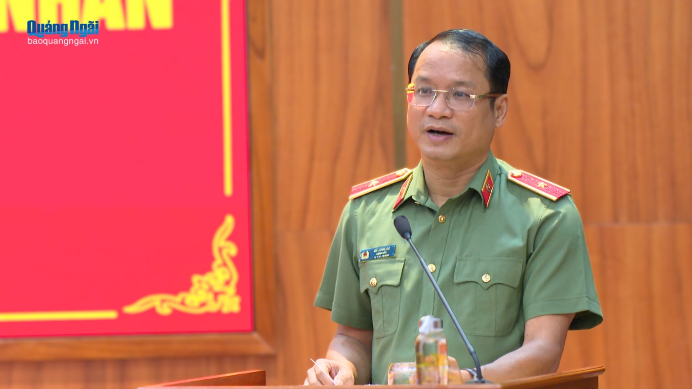 Thiếu tướng Hồ Song Ân - Ủy viên Ban Thường vụ Tỉnh ủy, Giám đốc Công an tỉnh, phát biểu tại hội nghị.