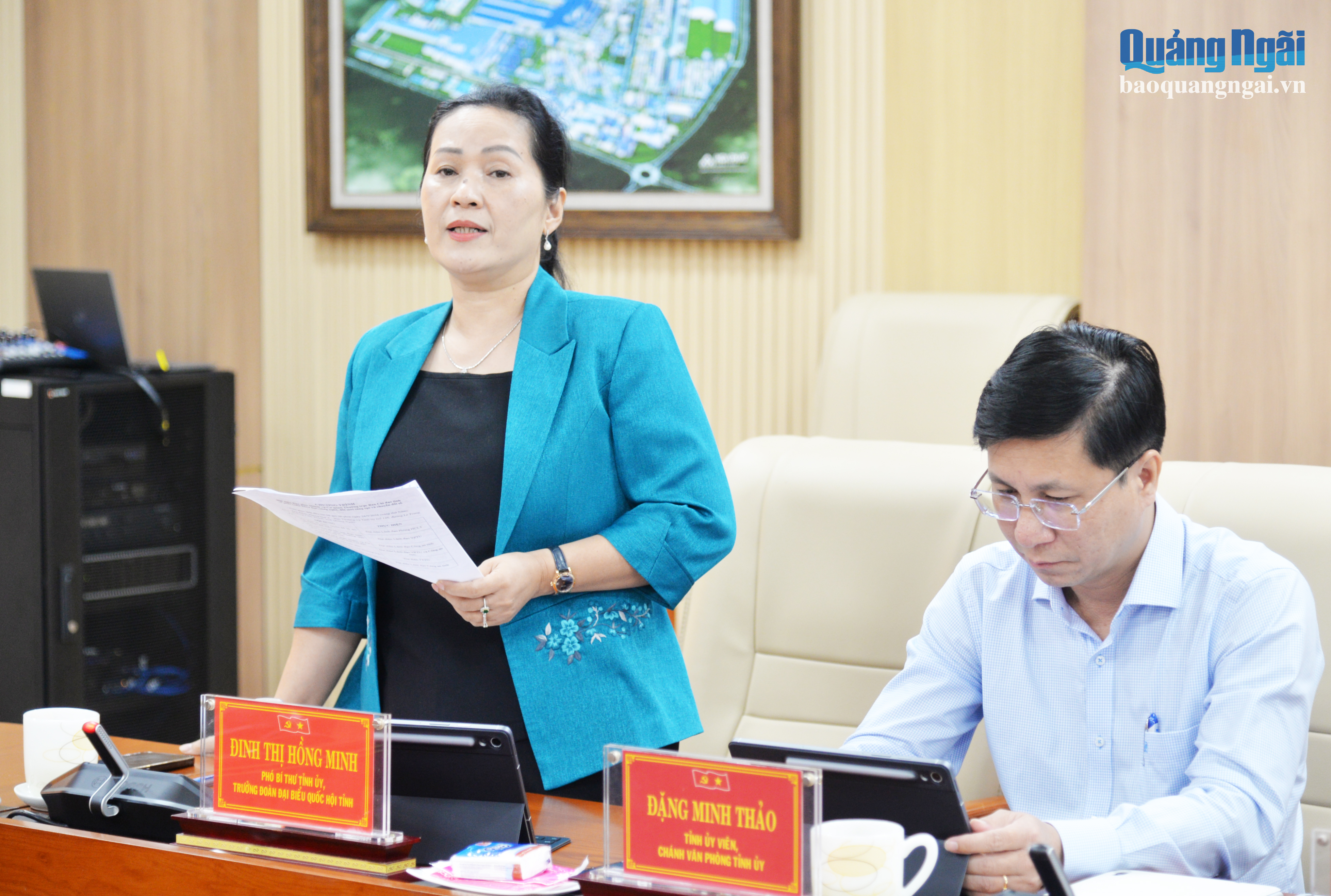 Phó Bí thư Tỉnh ủy, Trưởng đoàn ĐBQH tỉnh Đinh Thị Hồng Minh phát biểu tại hội nghị.