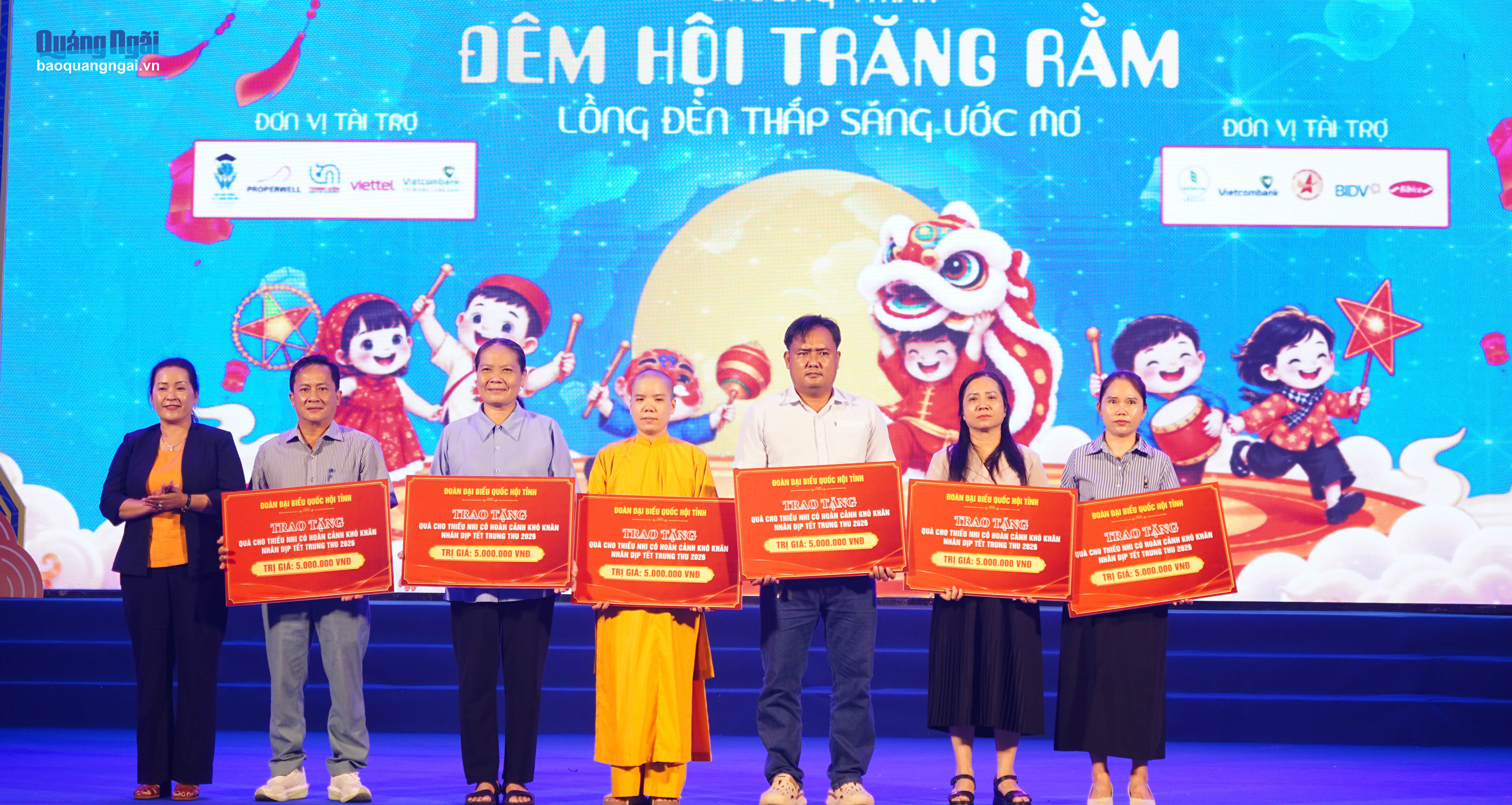 Phó Bí thư Tỉnh ủy, Trưởng đoàn ĐBQH tỉnh Đinh Thị Hồng Minh trao bảng tượng trưng tặng quà trung thu cho thiếu nhi có hoàn cảnh khó khăn.
