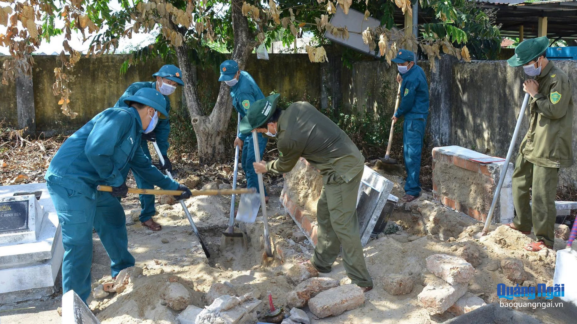 Các đội khai quật, lấy mẫu hài cốt liệt sĩ làm việc liên tục, kể cả ngày nghỉ, ngày lễ để bảo đảm tiến độ.