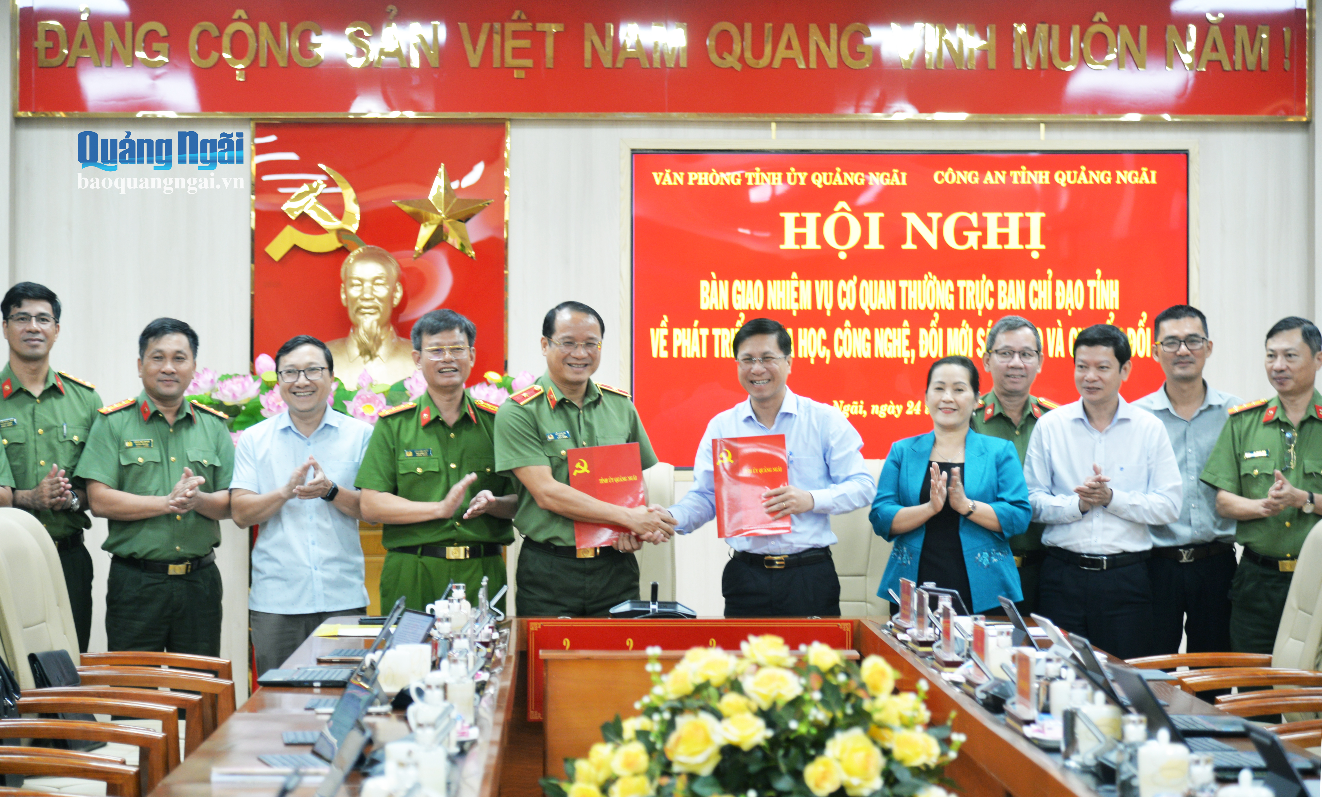 Lãnh đạo Văn phòng Tỉnh ủy và Công an tỉnh hoàn thành ký kết biên bản bàn giao nhiệm vụ.