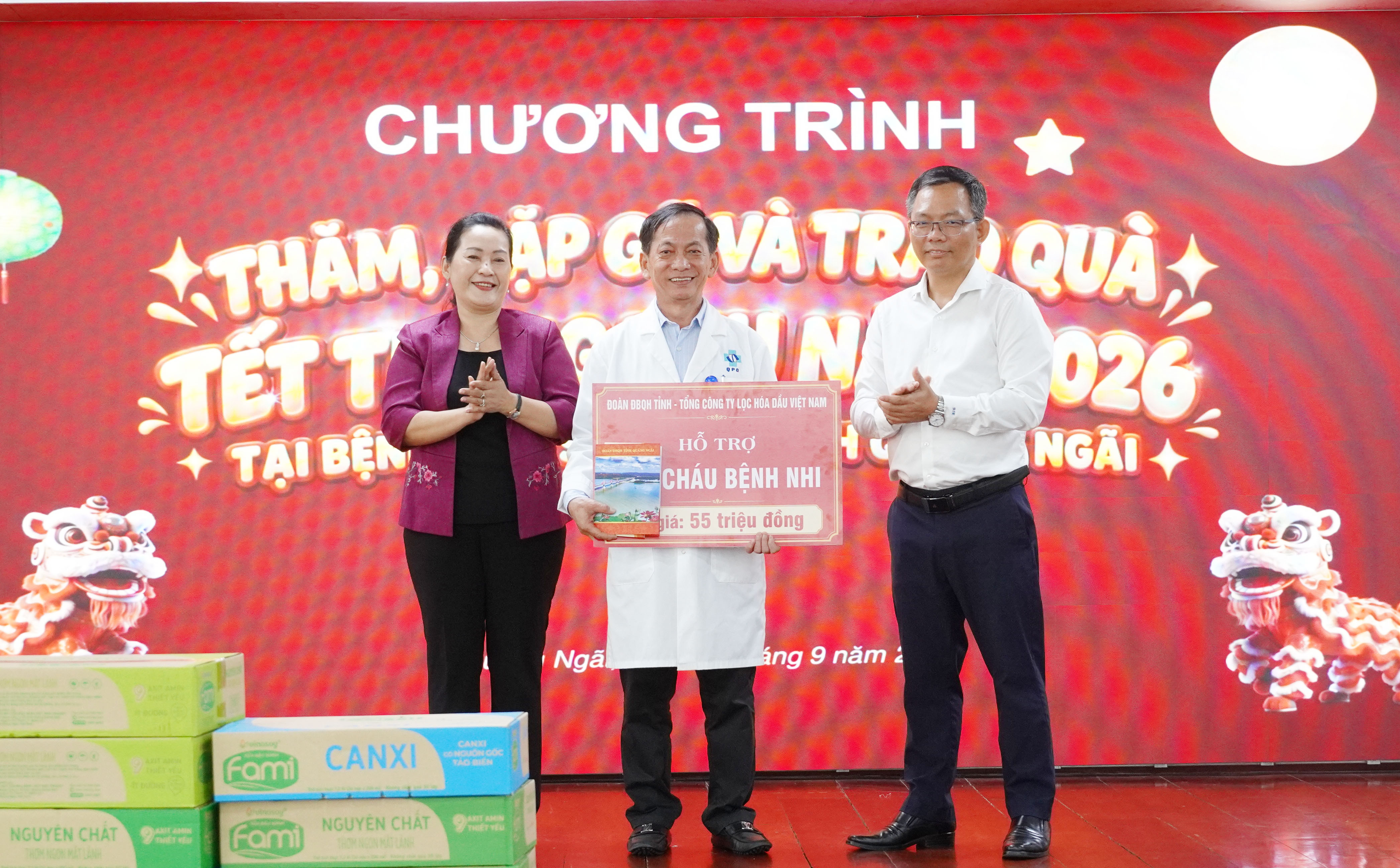Phó Bí thư Tỉnh ủy, Trưởng đoàn ĐBQH tỉnh Đinh Thị Hồng Minh và đại biểu Quốc hội Cao Tuấn Sĩ - Giám đốc Nhà máy Lọc dầu Dung Quất, trao bảng tượng trưng hỗ trợ 55 triệu đồng cho các bệnh nhi.