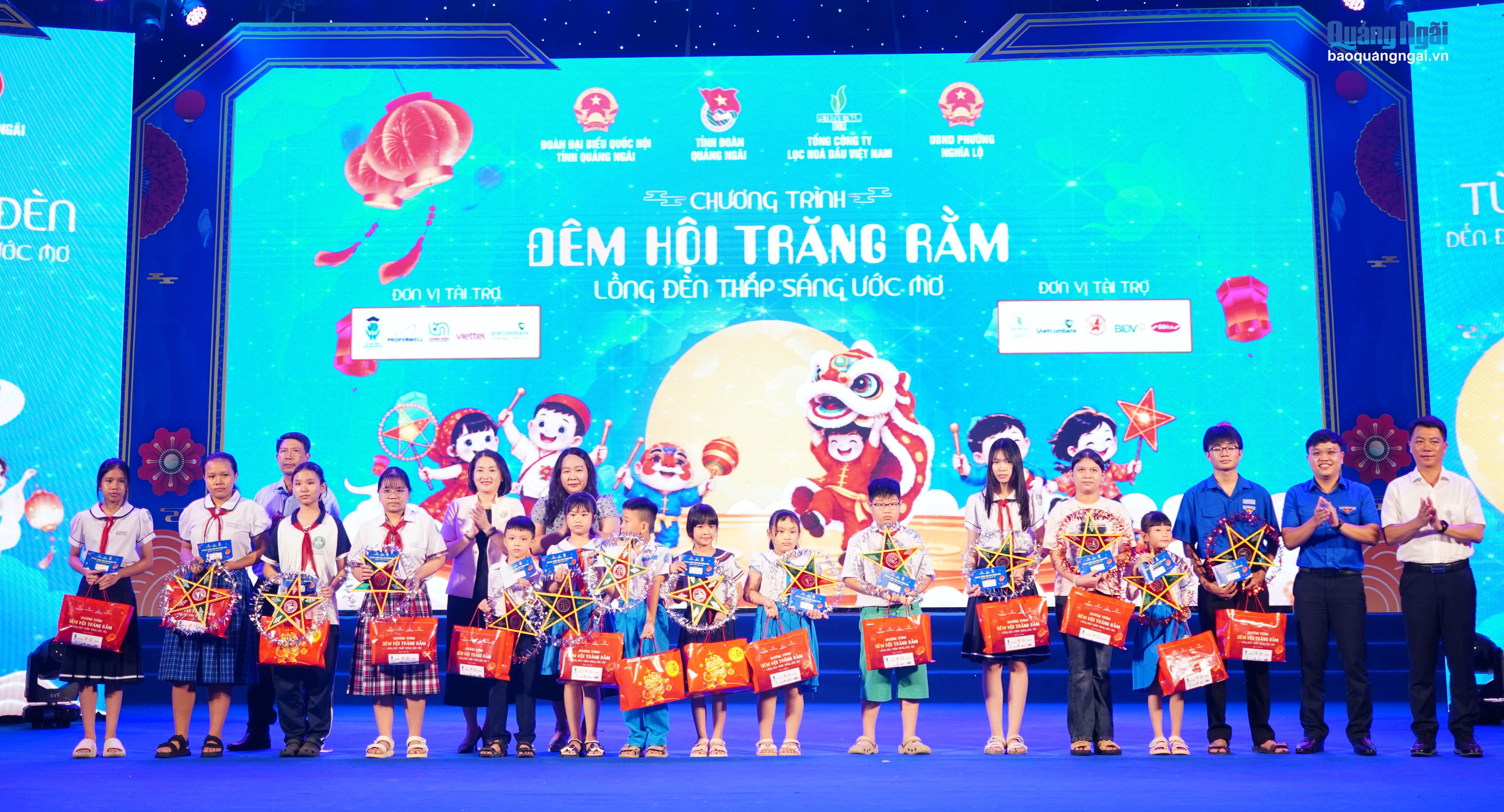 Đồng chí Nguyễn Thị Ánh Lan - Phó Chủ tịch Ủy ban MTTQ Việt Nam tỉnh và các đại biểu trao quà trung thu cho các em nhỏ.