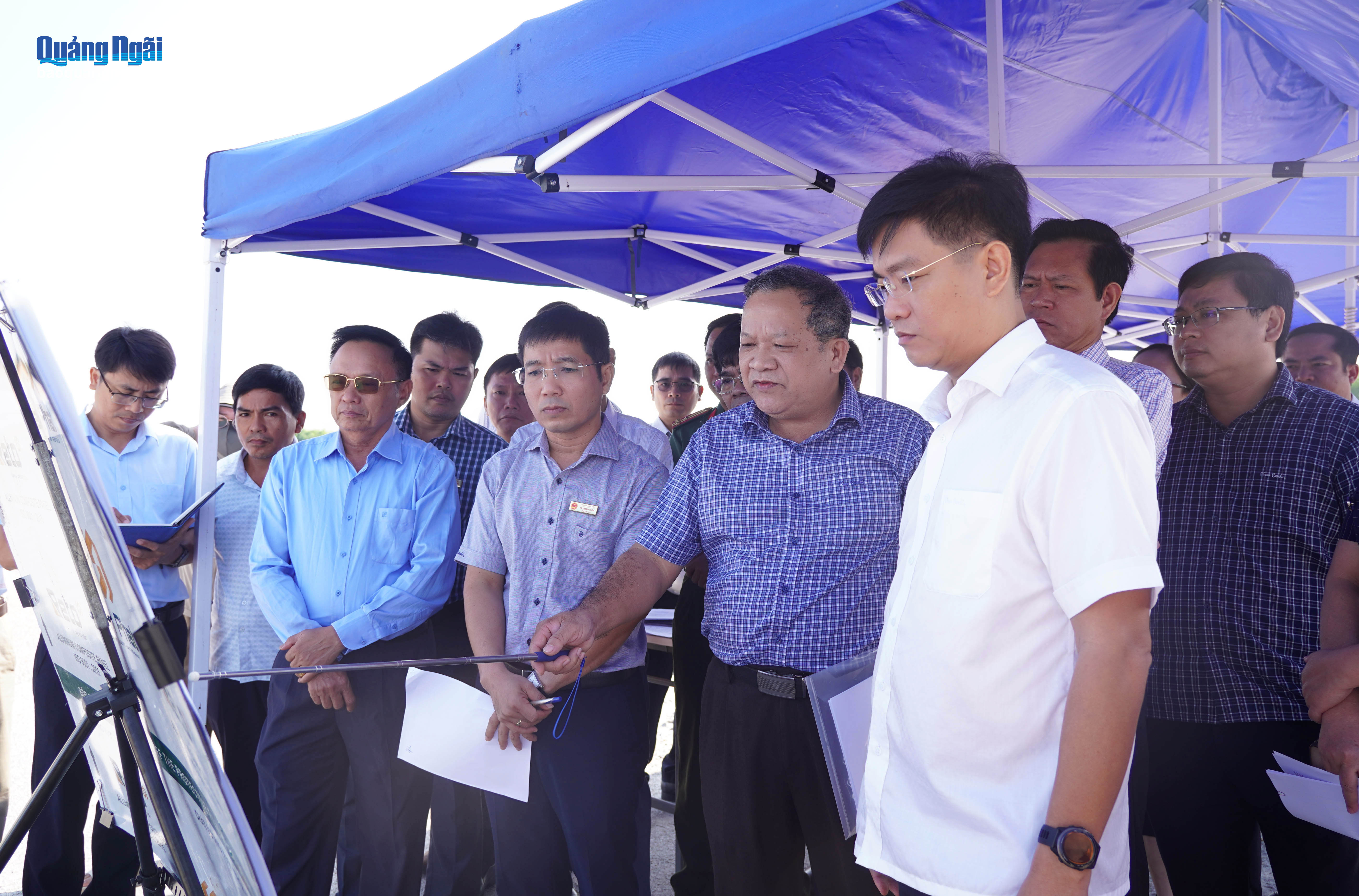 Phó Chủ tịch UBND tỉnh Đỗ Tâm Hiển kiểm tra thực tế tiến độ giải phóng mặt bằng dự án KCN VSIP II Quảng Ngãi.