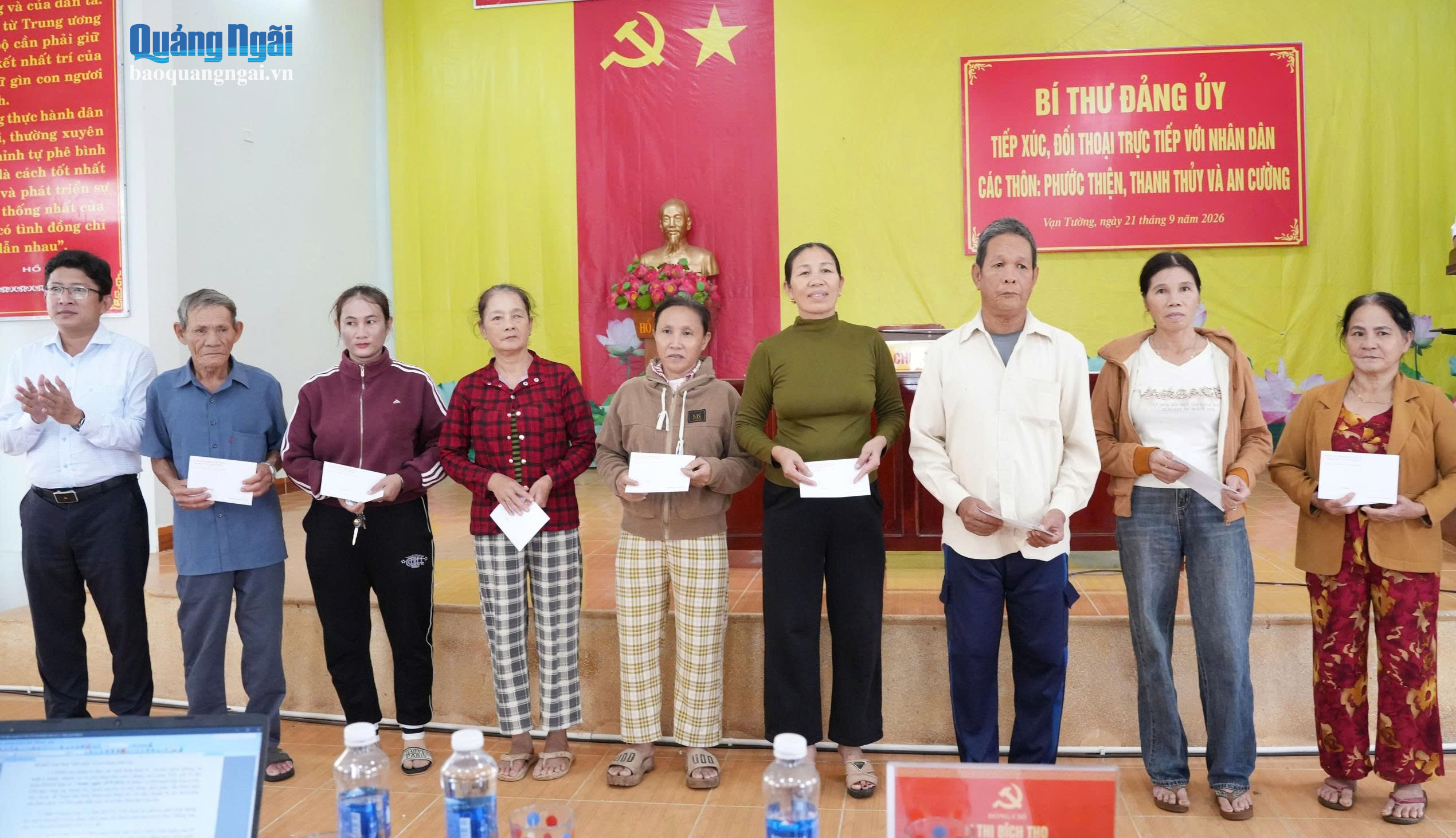 Đảng ủy xã Vạn Tường tặng quà cho các hộ dân.