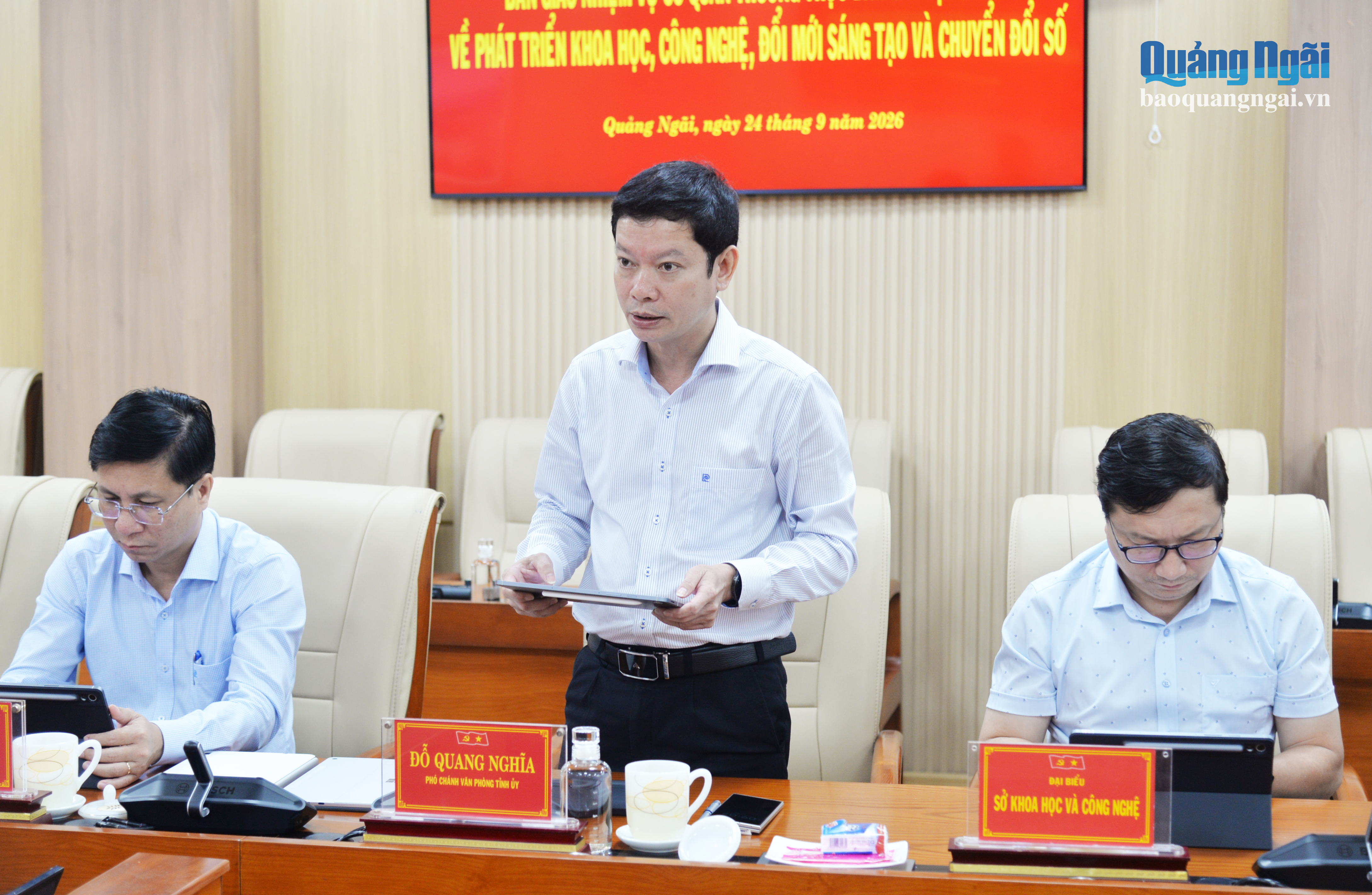 Ông Đỗ Quang Nghĩa - Phó Chánh Văn phòng Tỉnh ủy phát biểu tại hội nghị.