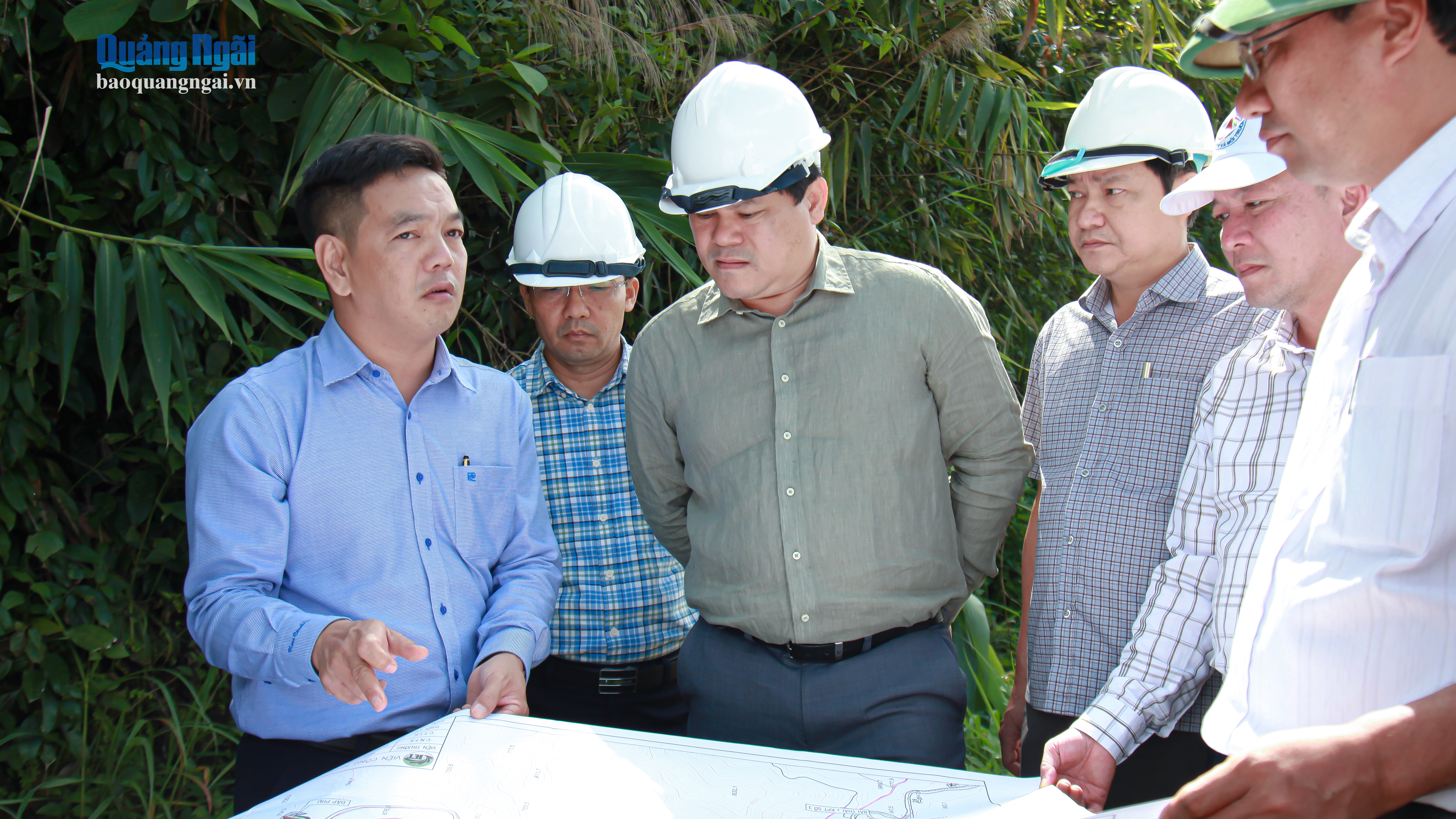 Phó Chủ tịch UBND tỉnh Trần Phước Hiền kiểm tra, khảo sát hiện trường dự án.