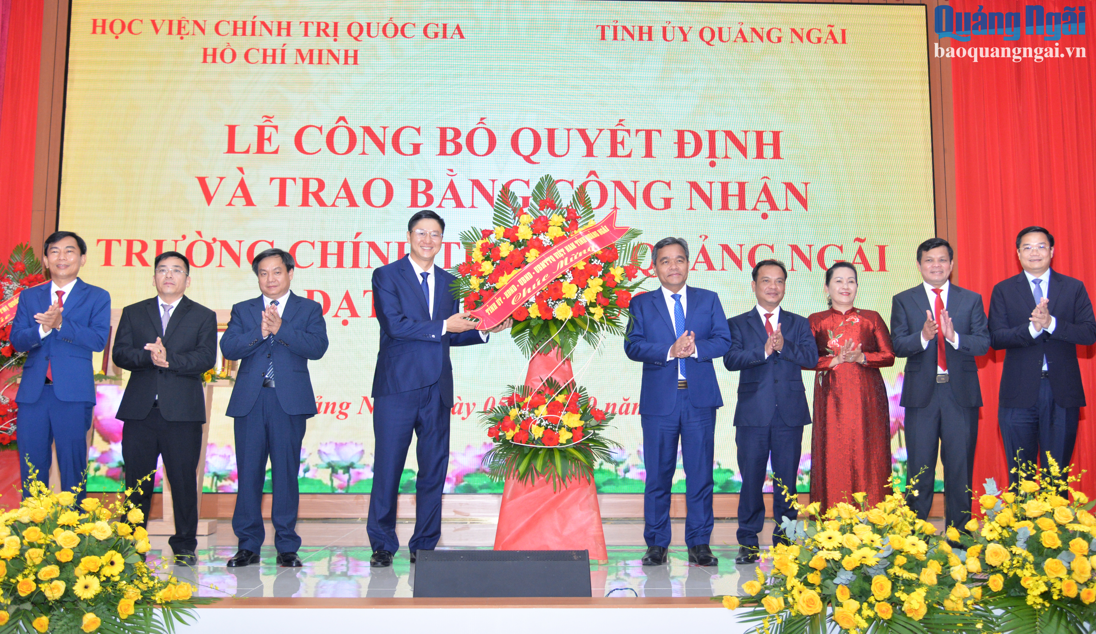 Các đồng chí Thường trực Tỉnh ủy tặng hoa chúc mừng Trường Chính trị tỉnh.