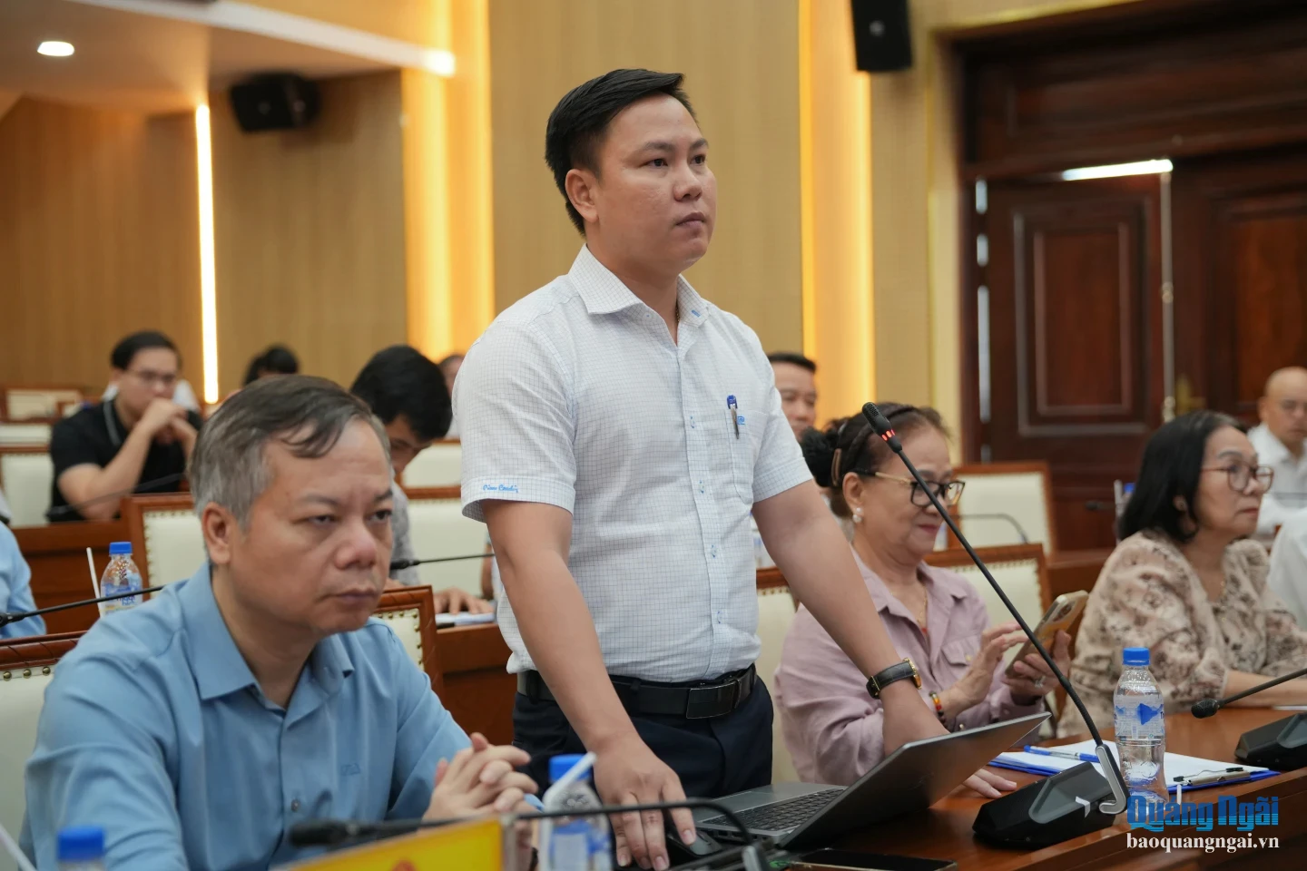 Đại diện Công ty CP Thép Hòa Phát Dung Quất phát biểu tại buổi làm việc. ẢNH:TH.HẬU