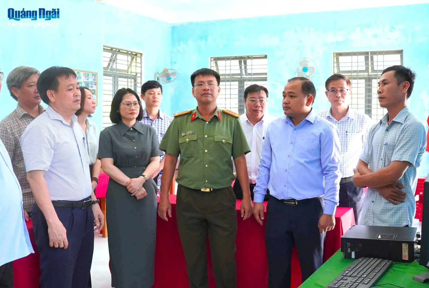 Ủy viên Ban Thường vụ Tỉnh ủy, Phó Chủ tịch Thường trực HĐND tỉnh Nguyễn Cao Phúc kiểm tra trang thiết bị phục vụ chuyển đổi số tại thôn Đèo Gió, xã Sơn Hạ.