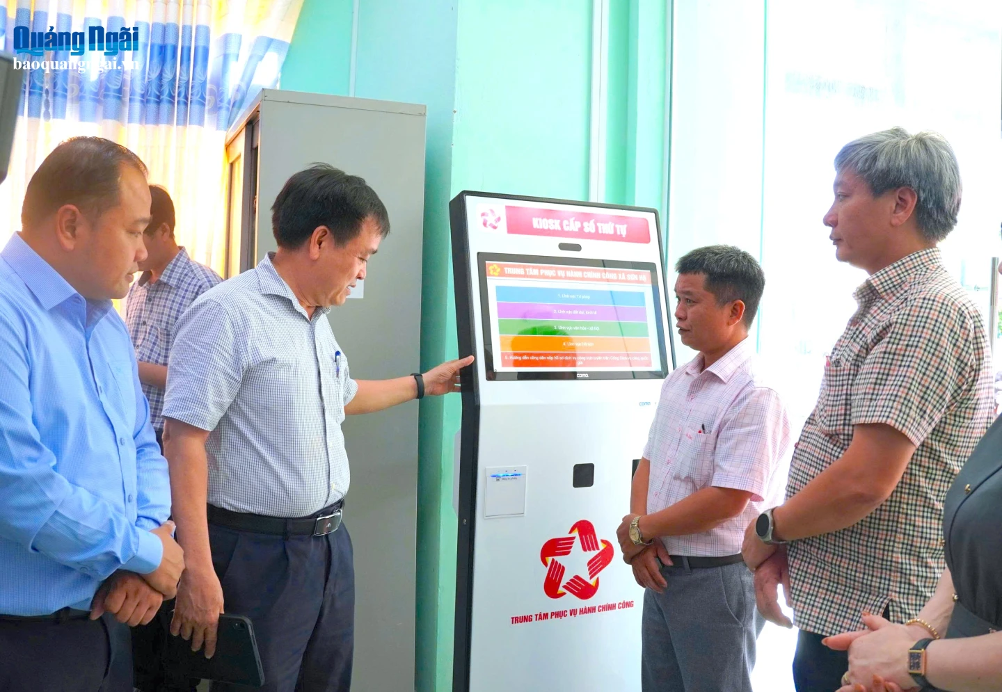 Ủy viên Ban Thường vụ Tỉnh ủy, Phó Chủ tịch Thường trực HĐND tỉnh Nguyễn Cao Phúc kiểm tra trang thiết bị tại Trung tâm Phục vụ hành chính công xã Sơn Hạ.