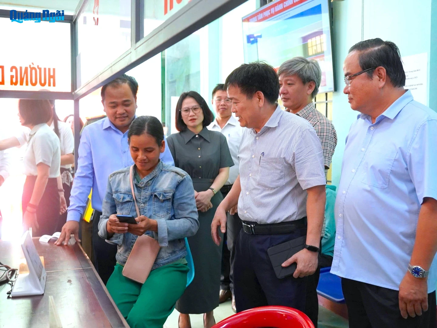 Tìm hiểu việc hỗ trợ người dân thực hiện thủ tục hành chính trên môi trường số.