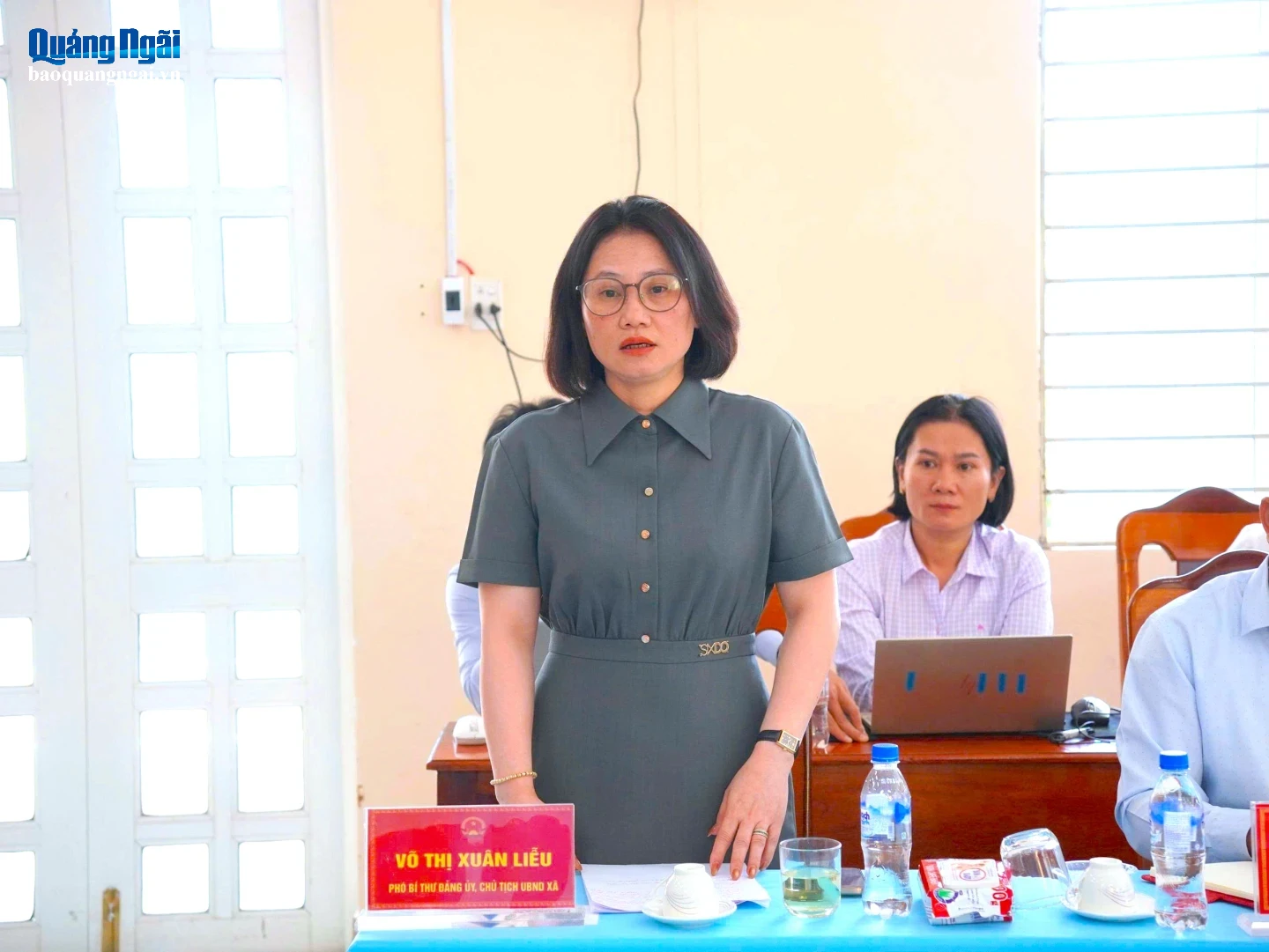 Bà Võ Thị Xuân Liễu - Chủ tịch UBND xã Sơn Hạ, báo cáo tại buổi làm việc.