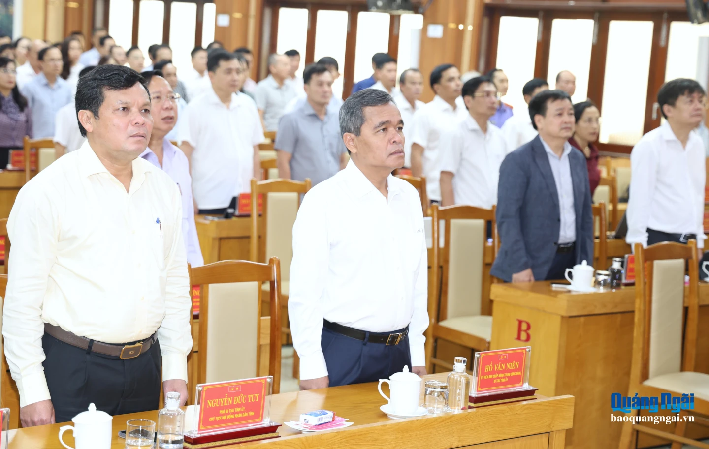 Ủy viên Trung ương Đảng, Bí thư Tỉnh ủy Hồ Văn Niên và các đại biểu thực hiện nghi thức chào cờ tại hội nghị.