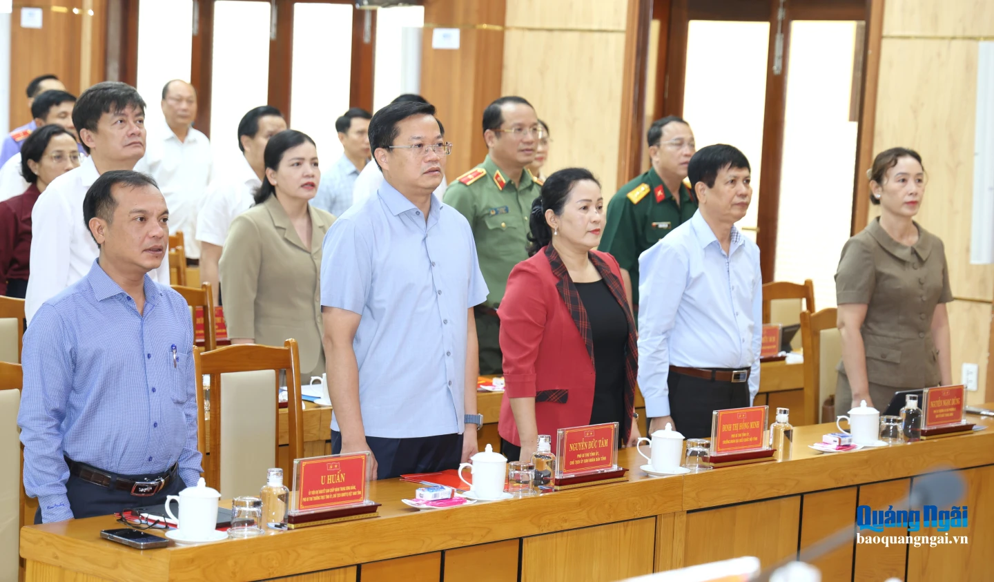 Các đồng chí lãnh đạo tỉnh và đại biểu thực hiện nghi thức chào cờ.