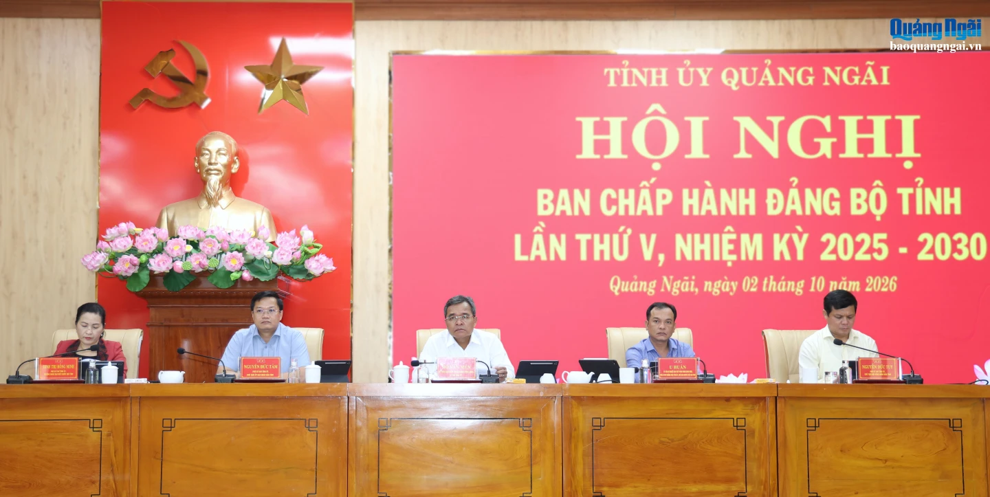 Các đồng chí Thường trực Tỉnh ủy chủ trì hội nghị.