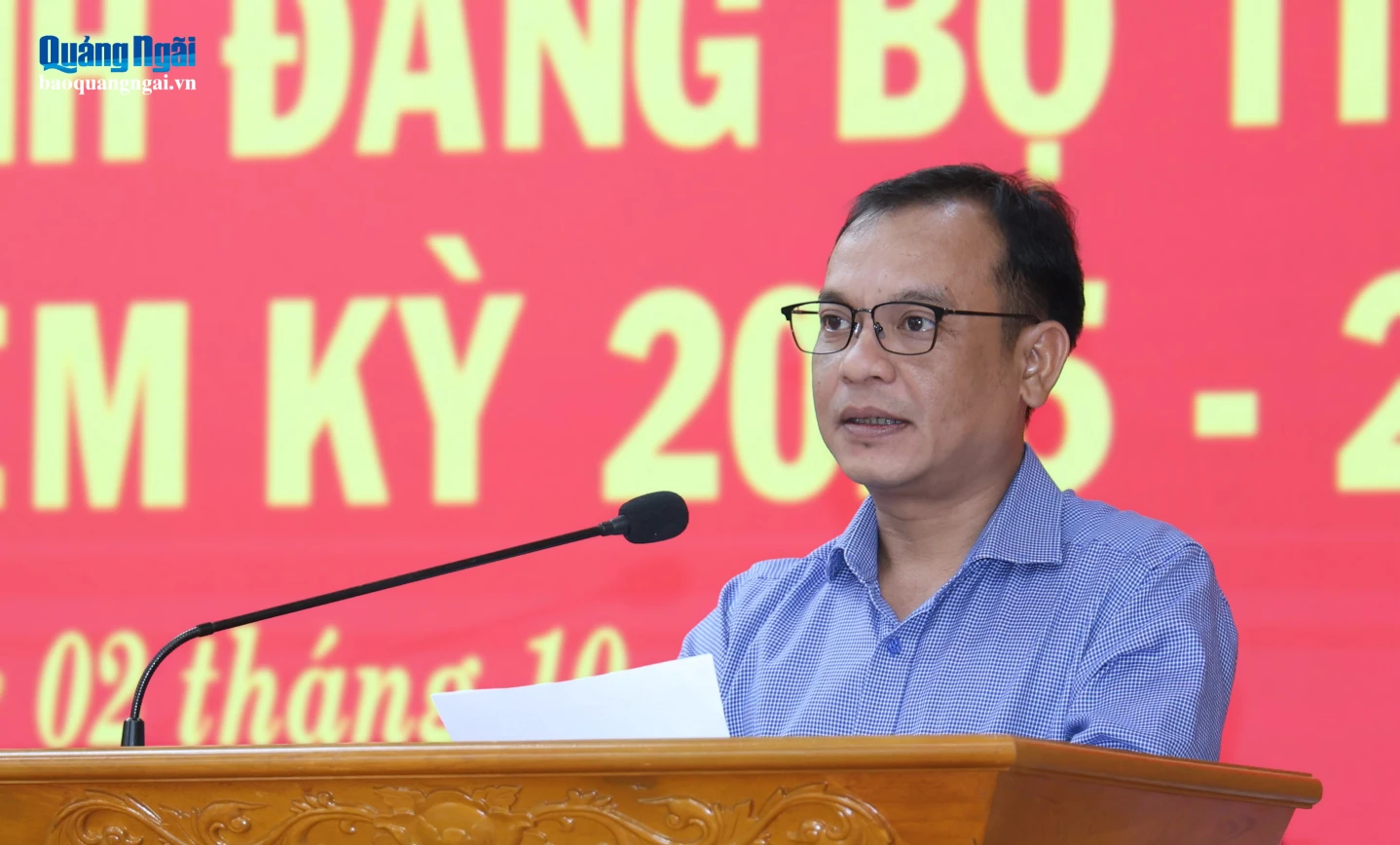 Ủy viên dự khuyết Trung ương Đảng, Phó Bí thư Thường trực Tỉnh ủy, Chủ tịch Ủy ban MTTQ Việt Nam tỉnh U Huấn trình bày tờ trình về dự thảo báo cáo tại hợi nghị.