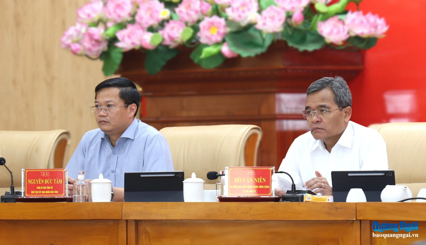 Ủy viên Trung ương Đảng, Bí thư Tỉnh ủy Hồ Văn Niên và Phó Bí thư Tỉnh ủy, Chủ tịch UBND tỉnh Nguyễn Đức Tâm chủ trì hội nghị.