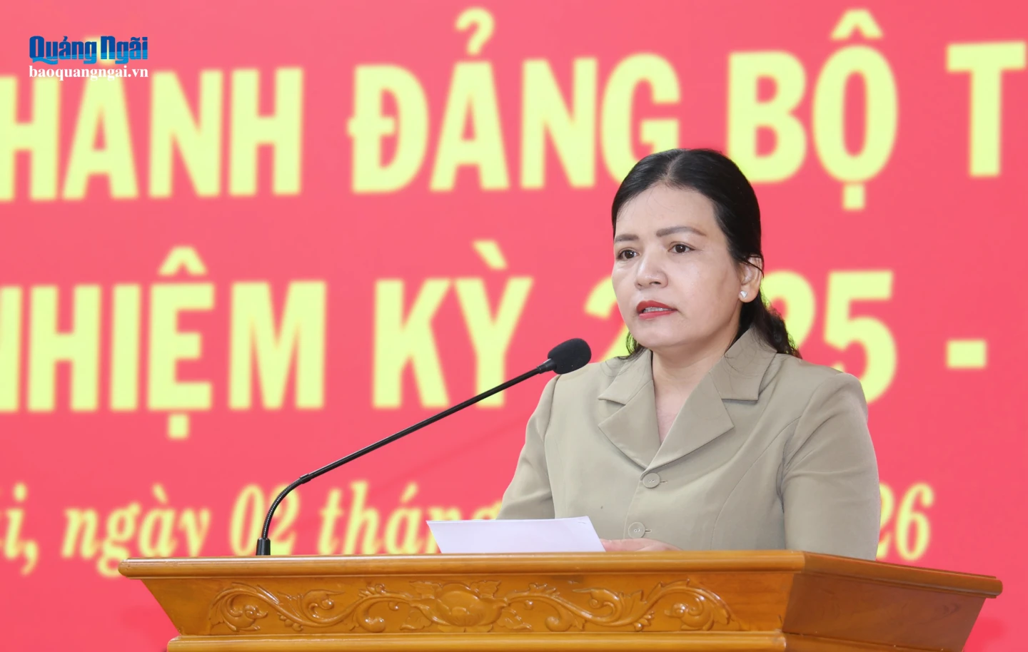 Ủy viên Ban Thường vụ Tỉnh ủy, Phó Chủ tịch Thường trực UBND tỉnh Y Ngọc trình bày nội dung xin điều chỉnh thời gian xây dựng, trình Đề án nâng cao chất lượng nguồn nhân lực ngoài hệ thống chính trị.