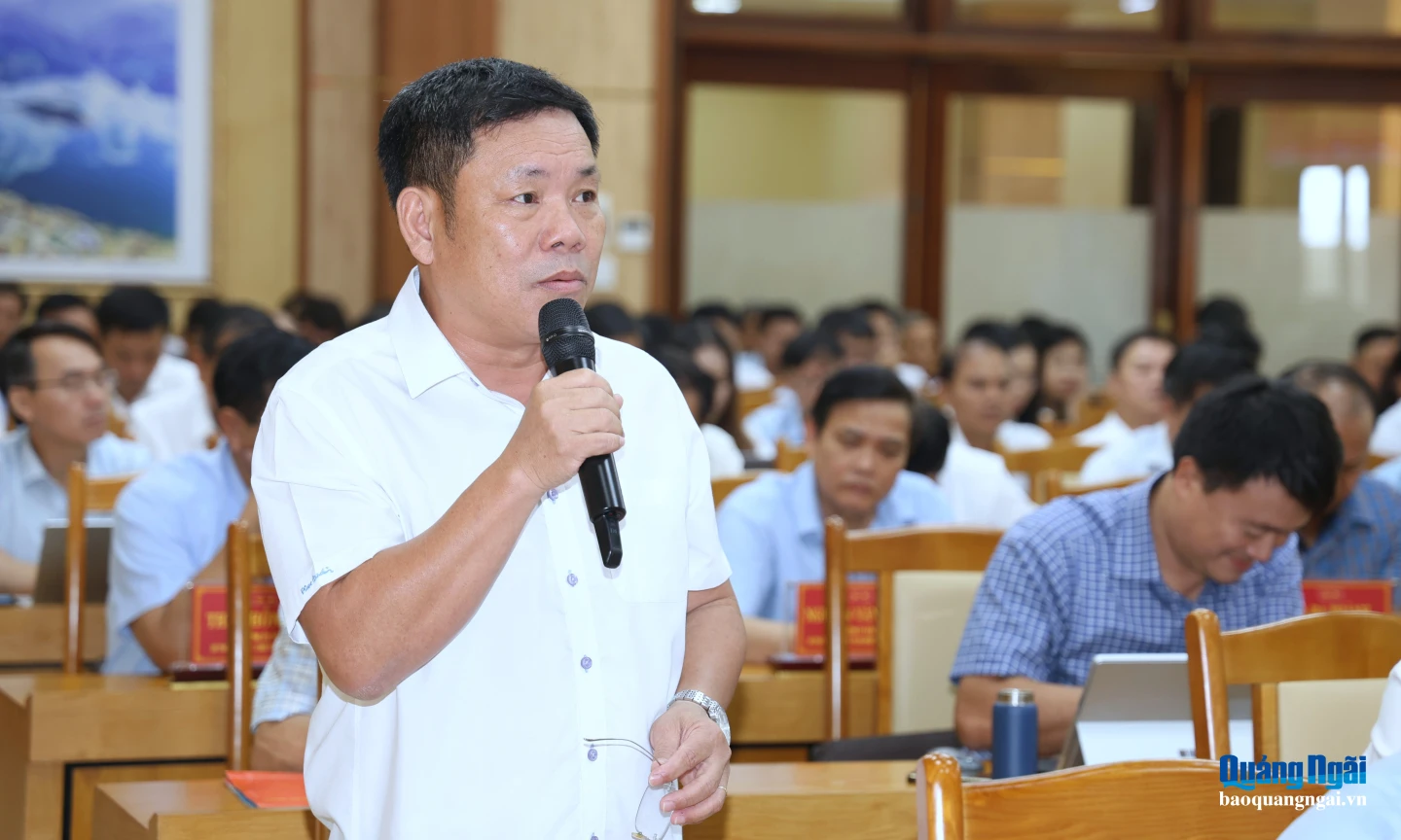 Đồng chí Nguyễn Văn Trọng - Giám đốc Sở Tài chính thảo luận tại hội nghị.
