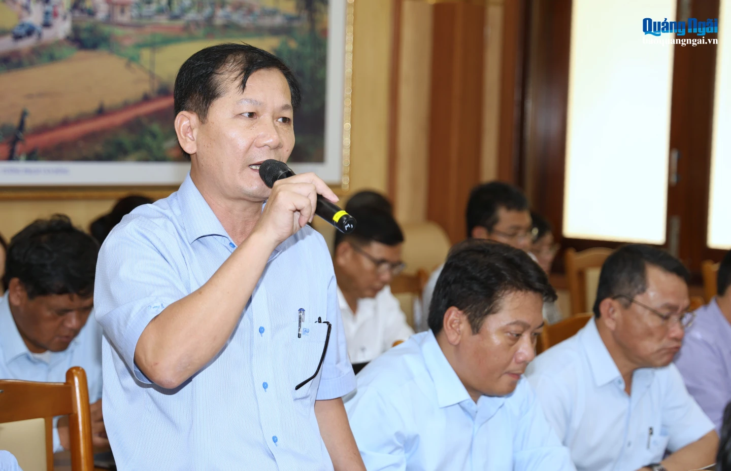 Đồng chí Nguyễn Phú Đức - Bí thư Đảng ủy xã Mộ Đức thảo luận tại hội nghị.