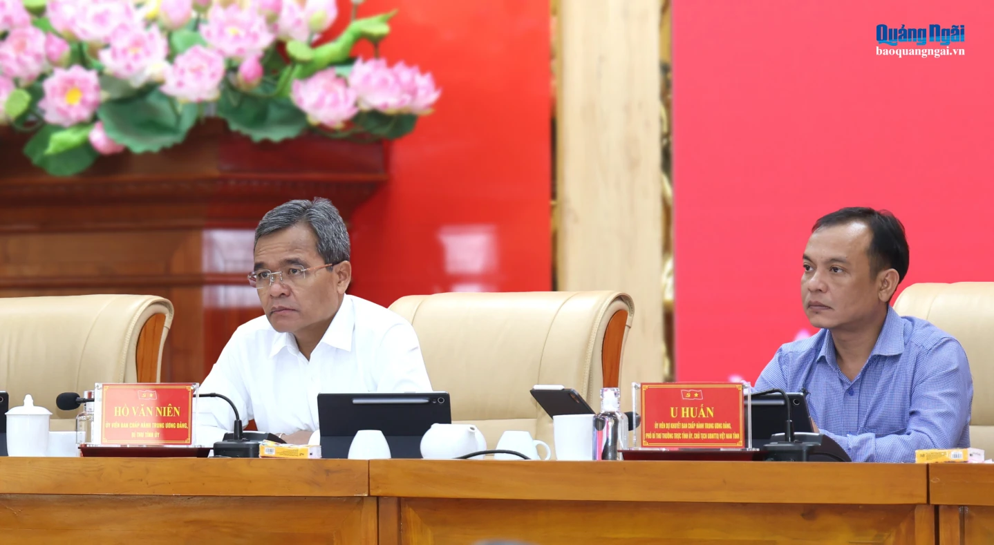 Ủy viên Trung ương Đảng, Bí thư Tỉnh ủy Hồ Văn Niên và Ủy viên dự khuyết Trung ương Đảng, Phó Bí thư Thường trực Tỉnh ủy, Chủ tịch Ủy ban MTTQ Việt Nam tỉnh U Huấn lắng nghe ý kiến các đại biểu.