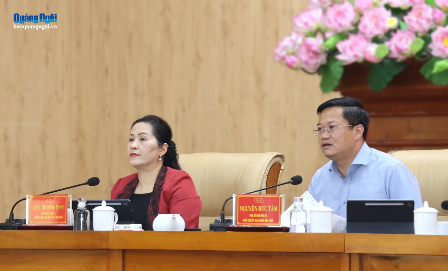 Phó Bí thư Tỉnh ủy, Chủ tịch UBND tỉnh Nguyễn Đức Tâm và Phó Bí thư Tỉnh ủy, Trưởng Đoàn ĐBQH tỉnh Đinh Thị Hồng Minh chủ trì hội nghị.