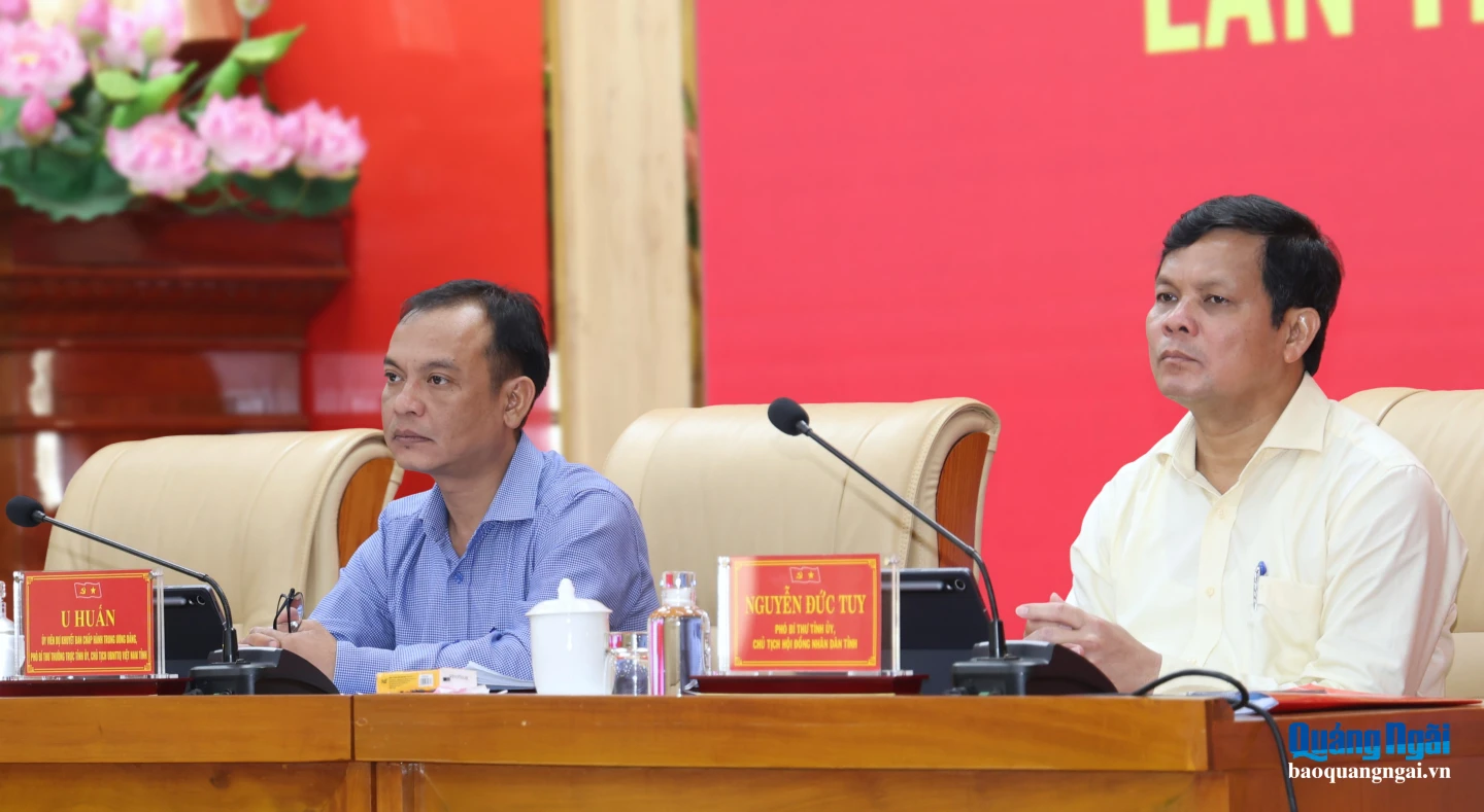 Ủy viên dự khuyết Trung ương Đảng, Phó Bí thư Thường trực Tỉnh ủy, Chủ tịch Ủy ban MTTQ Việt Nam tỉnh U Huấn và Phó Bí thư Tỉnh ủy, Chủ tịch HĐND tỉnh Nguyễn Đức Tuy chủ trì hội nghị.