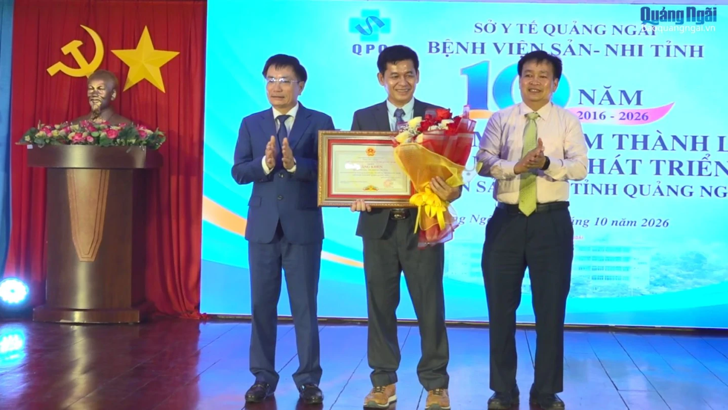 Phó Chủ tịch Thường trực HĐND tỉnh Nguyễn Cao Phúc và Phó Chủ tịch UBND tỉnh Nguyễn Ngọc Sâm trao Bằng khen của Chủ tịch UBND tỉnh cho lãnh đạo Bệnh viện Sản - Nhi tỉnh.