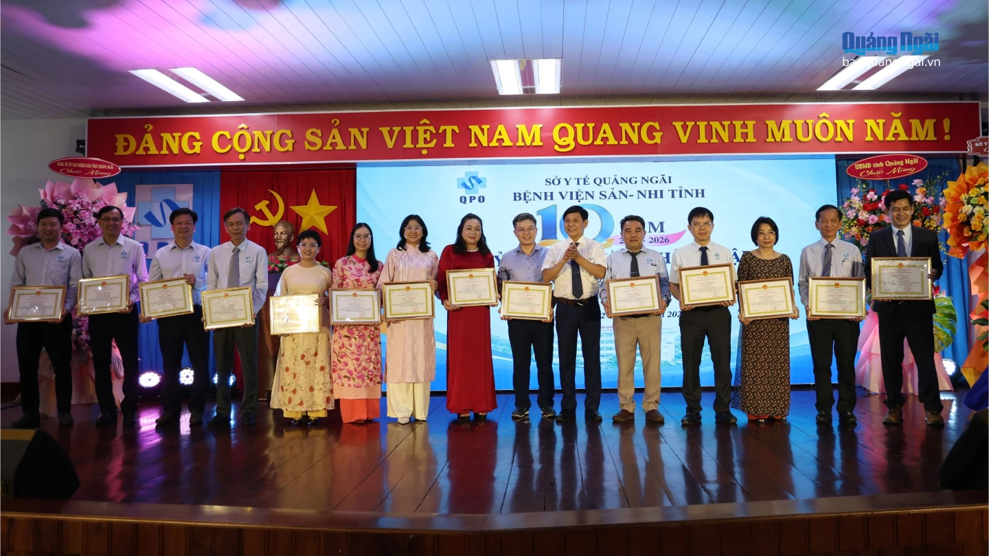 Sở Y tế trao giấy khen cho các cá nhân của Bệnh viện Sản-Nhi tỉnh.