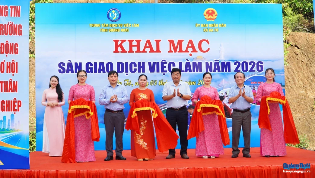 Các đại biểu thực hiện nghi thức cắt băng khai mạc sàn giao dịch việc làm tại xã Ba Tô.