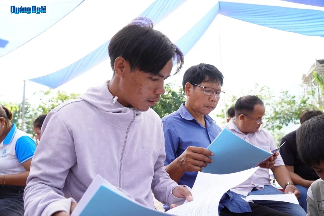 Người lao động xã Ba Tô tìm hiểu thông tin về các doanh nghiệp tuyển dụng.