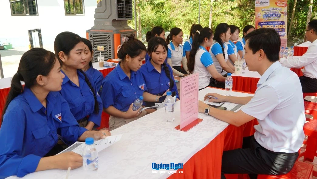 Các doanh nghiệp tư vấn, giới thiệu thông tin việc làm cho người lao động.