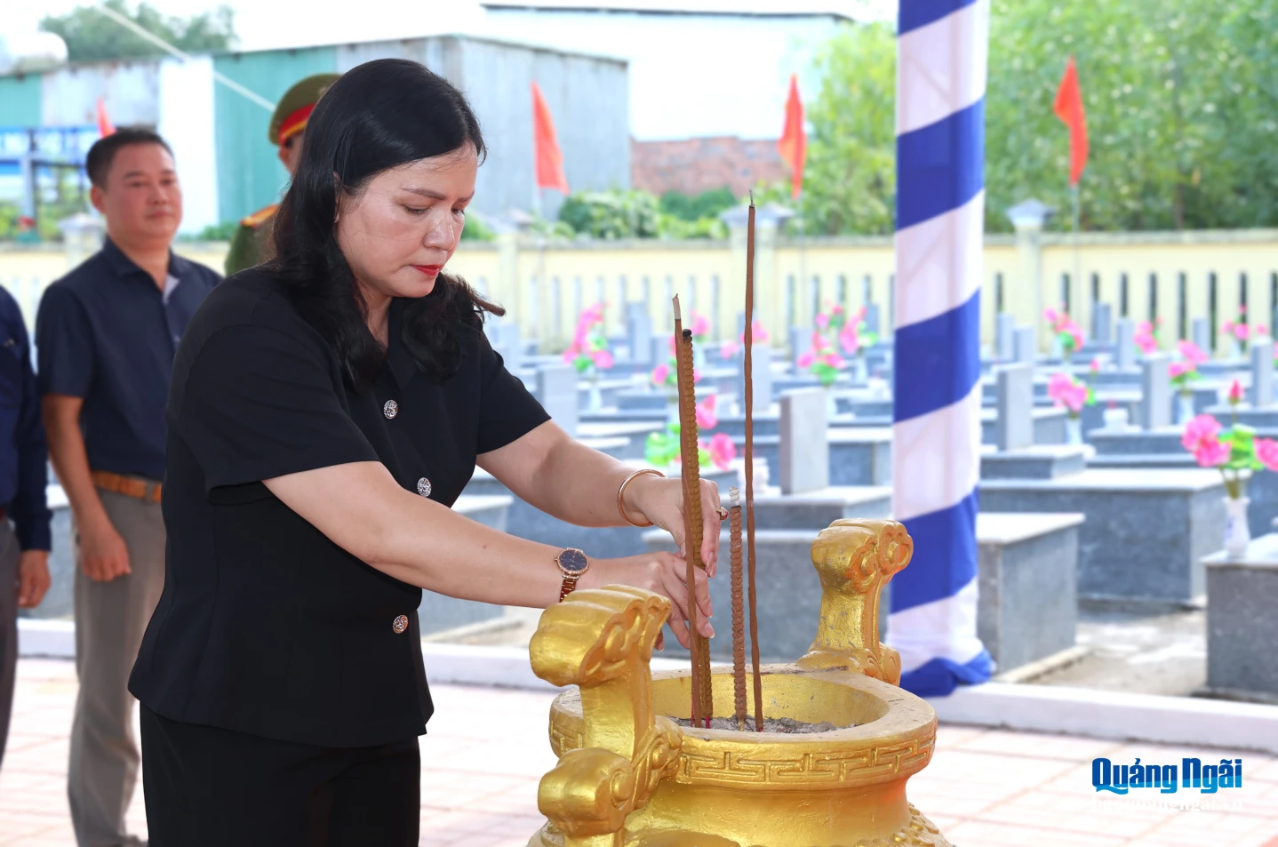 Ủy viên Ban Thường vụ Tỉnh ủy, Phó Chủ tịch Thường trực UBND tỉnh Y Ngọc dâng hương tưởng niệm các Anh hùng liệt sĩ tại Nghĩa trang Liệt sĩ xã Ba Động.