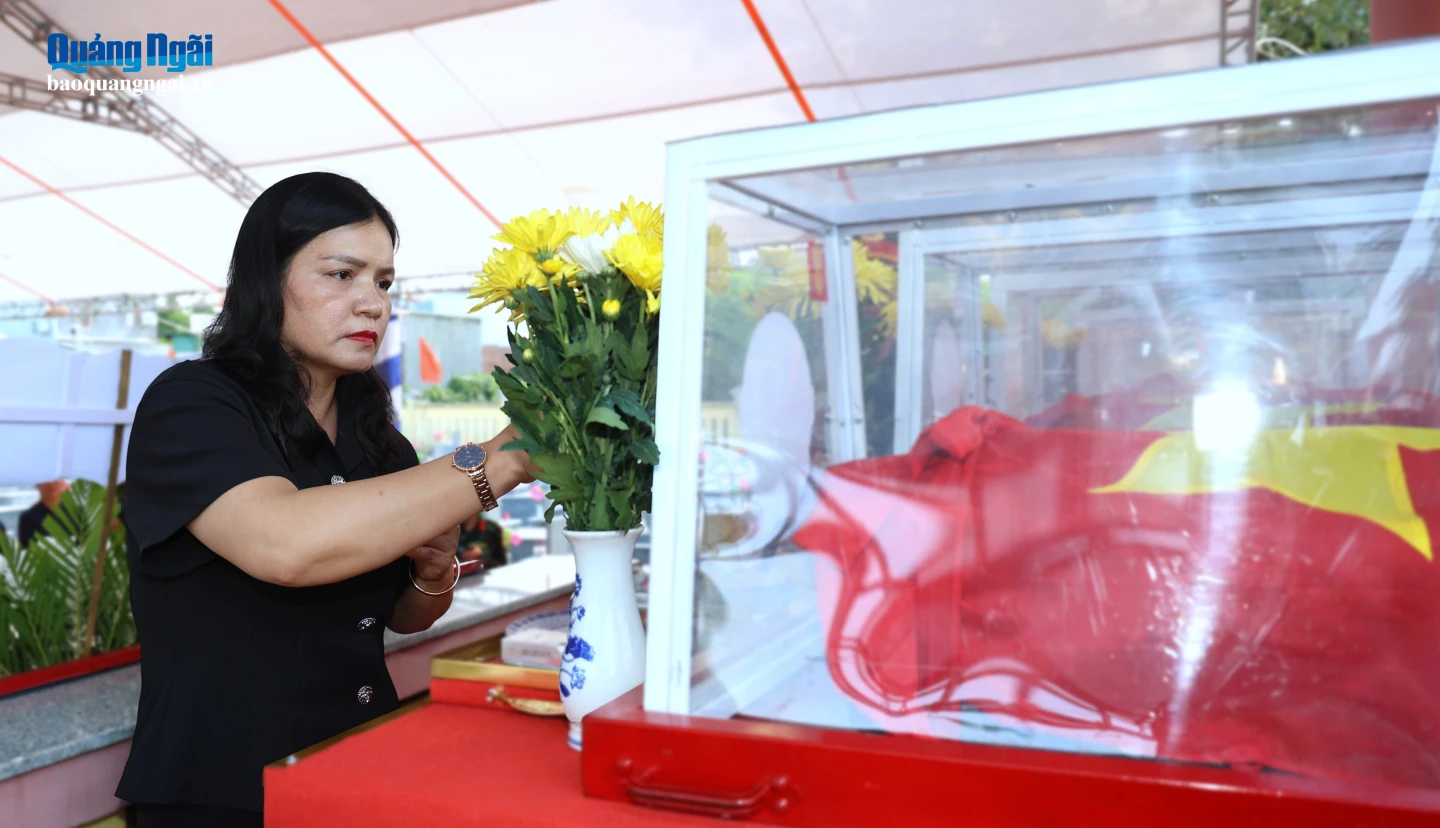 Ủy viên Ban Thường vụ Tỉnh ủy, Phó Chủ tịch Thường trực UBND tỉnh Y Ngọc dâng hương tưởng niệm các Anh hùng liệt sĩ vừa được tìm kiếm, quy tập.