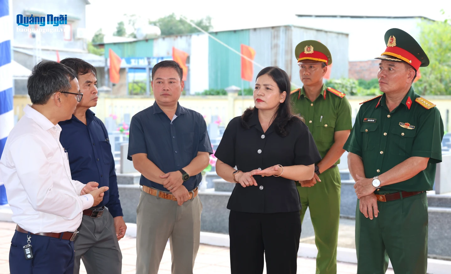 Phó Chủ tịch Thường trực UBND tỉnh Y Ngọc trao đổi với các lực lượng làm nhiệm vụ phục vụ buổi lễ.