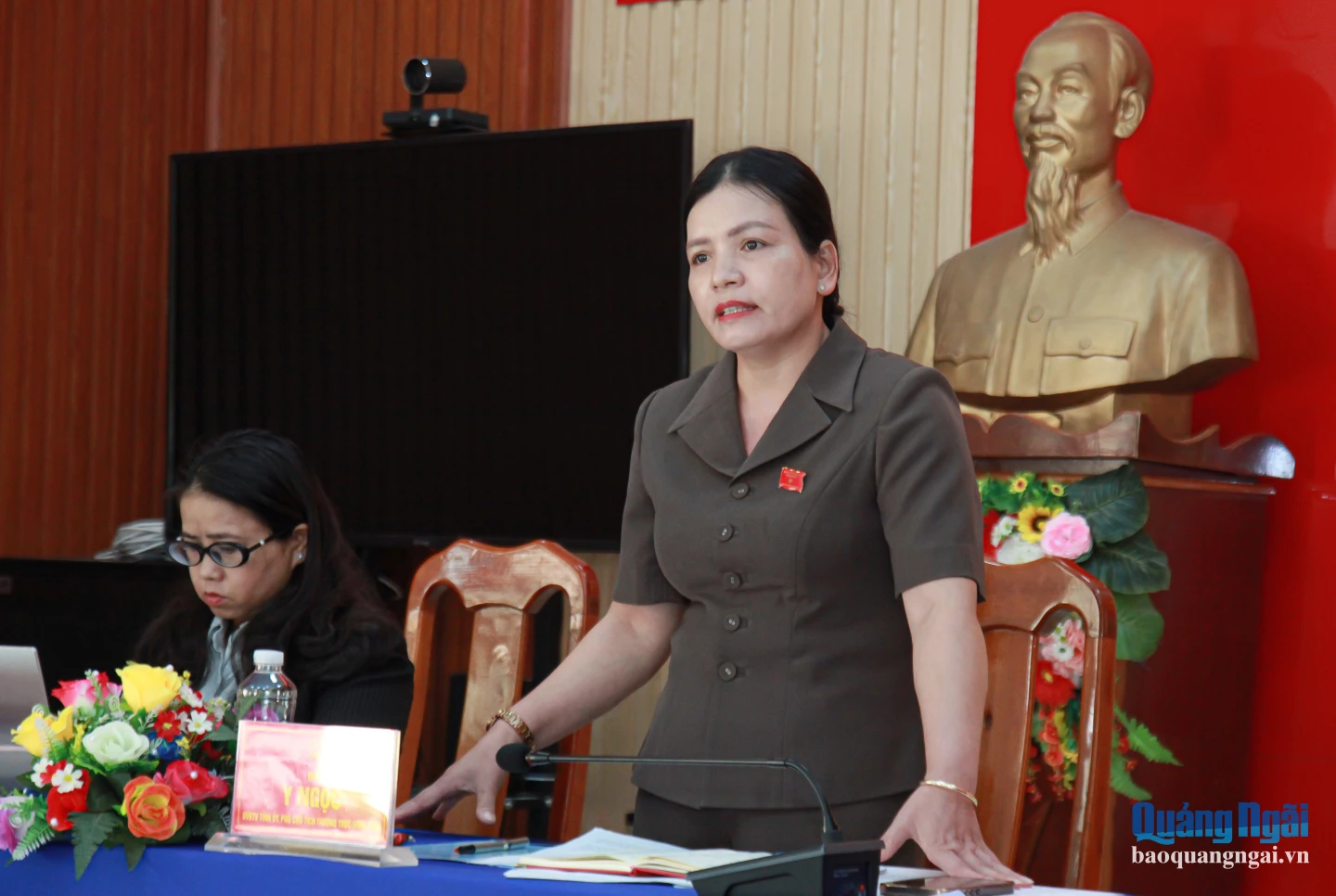 Ủy viên Ban Thường vụ Tỉnh ủy, Phó Chủ tịch Thường trực UBND tỉnh Y Ngọc phát biểu chỉ đạo tại buổi tiếp xúc cử tri.