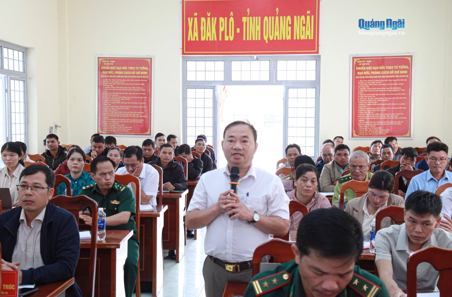 Cử tri xã Đăk Plô nêu kiến nghị tại buổi tiếp xúc.